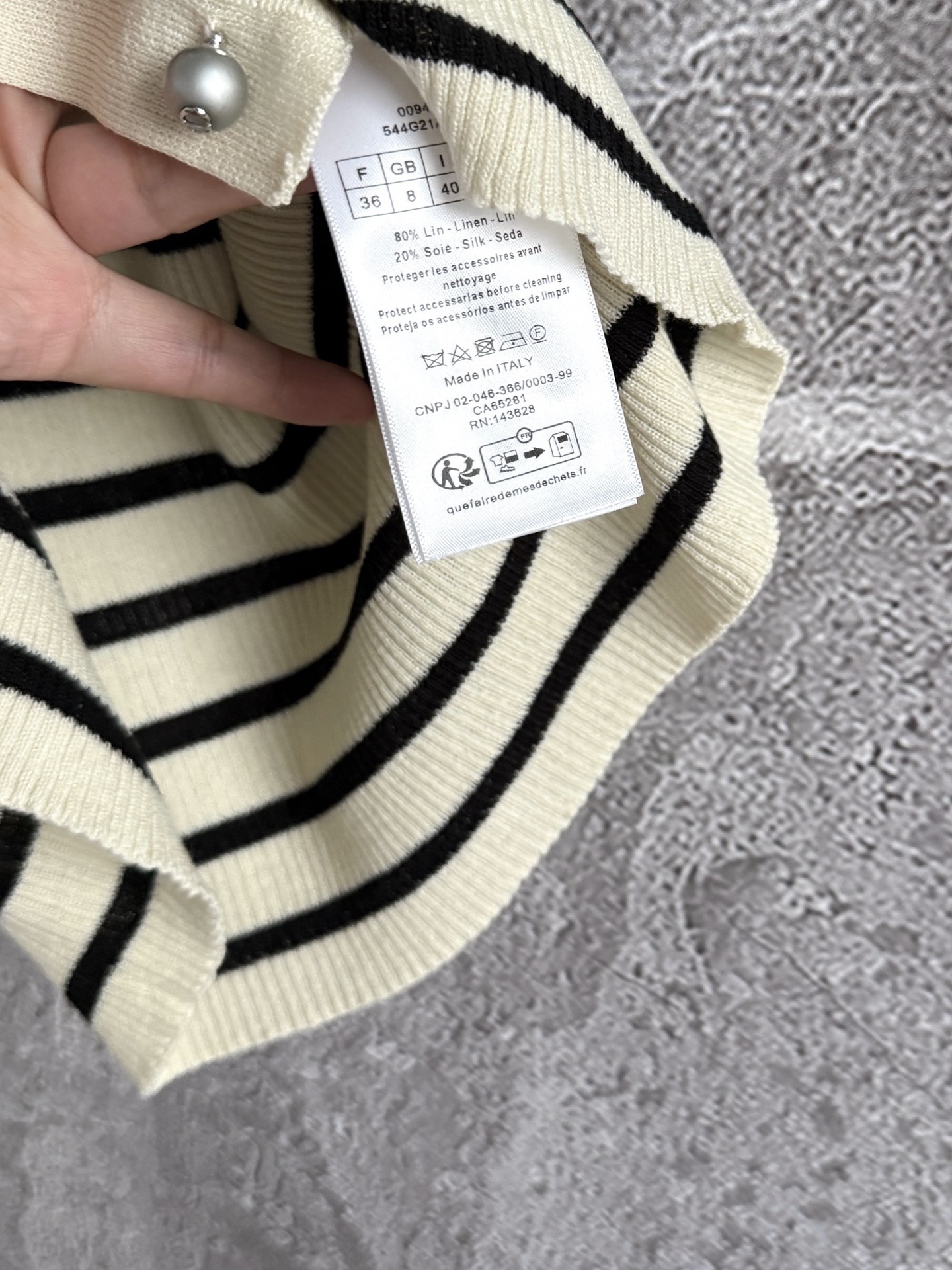 条纹针织开衫✨采用亚麻真丝混纺弹力针织面料精心制作，既有胫骨感又有爽滑，上身显瘦程度给人后背更多松散的余