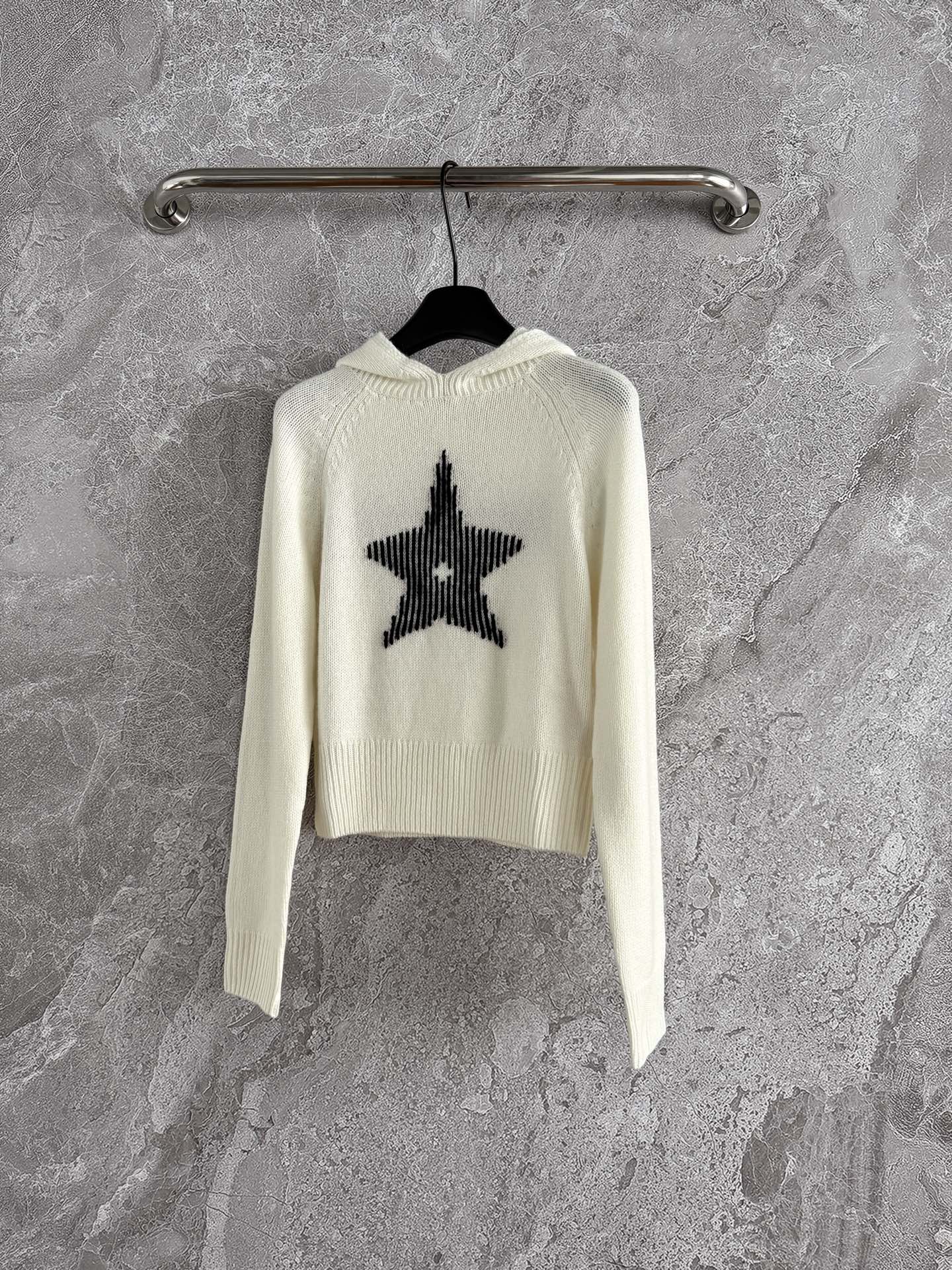 幸运星连帽针织衫✨羊绒羊毛混纺纱线，贴身穿对于大多数人都没问题不会觉得扎，软fufu的体感太舒服啦～所以