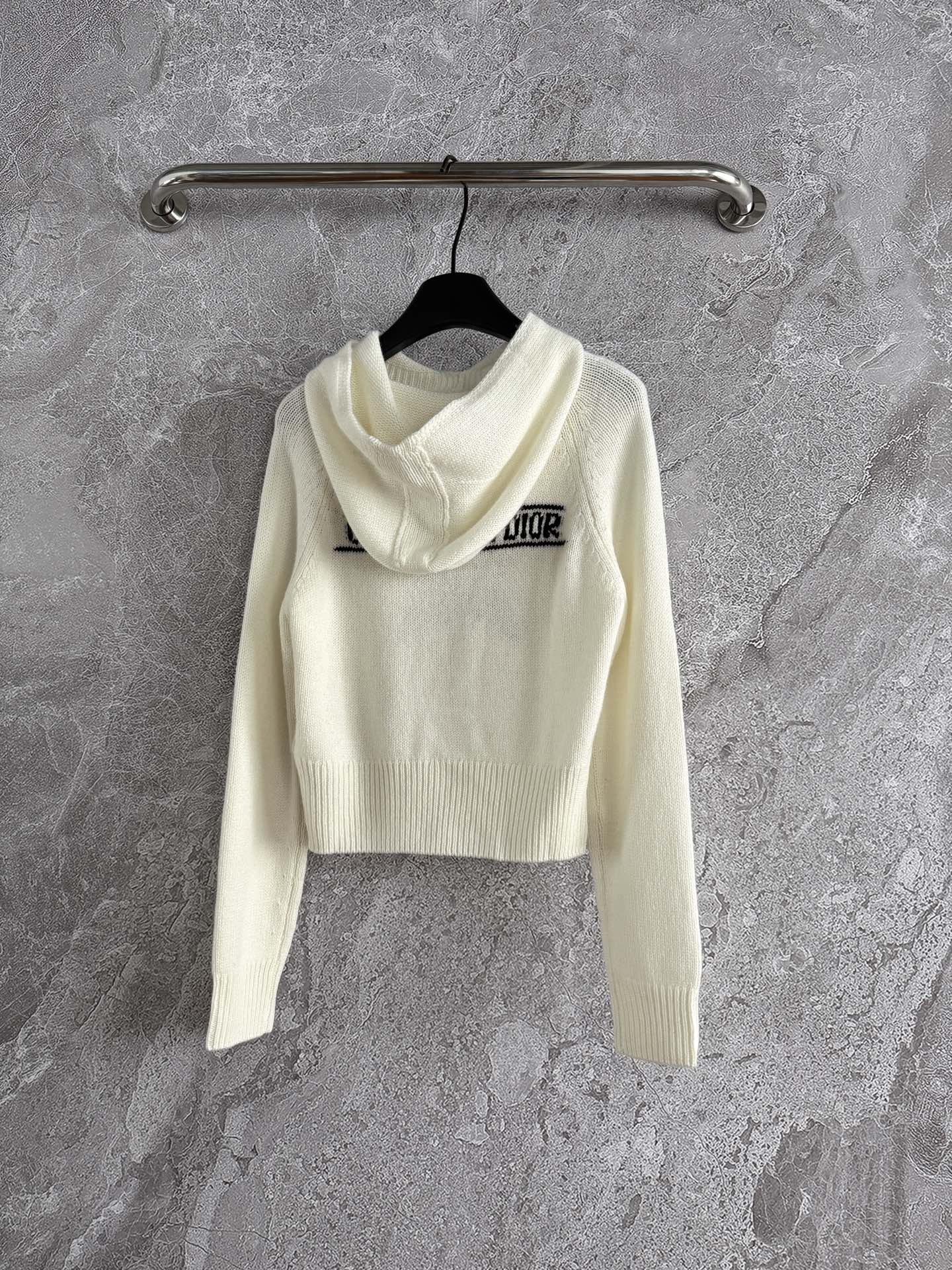 幸运星连帽针织衫✨羊绒羊毛混纺纱线，贴身穿对于大多数人都没问题不会觉得扎，软fufu的体感太舒服啦～所以