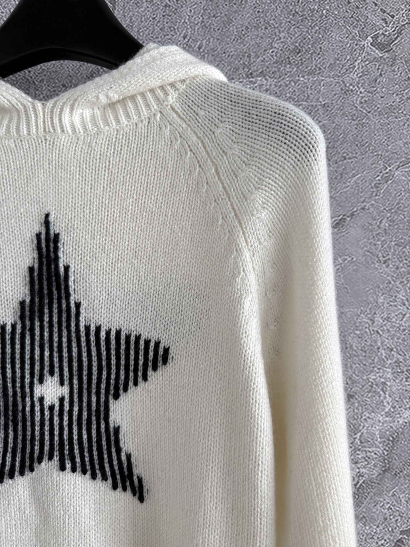 幸运星连帽针织衫✨羊绒羊毛混纺纱线，贴身穿对于大多数人都没问题不会觉得扎，软fufu的体感太舒服啦～所以