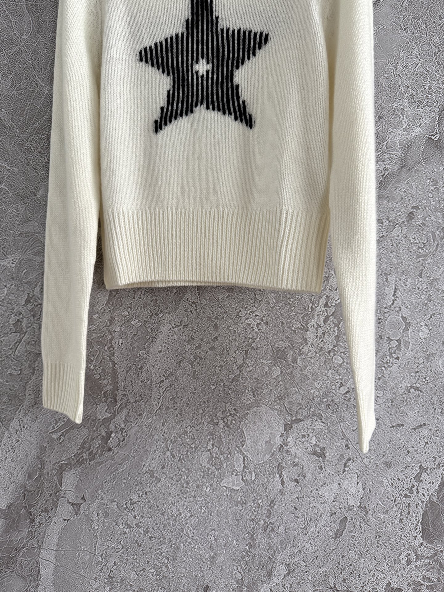 幸运星连帽针织衫✨羊绒羊毛混纺纱线，贴身穿对于大多数人都没问题不会觉得扎，软fufu的体感太舒服啦～所以