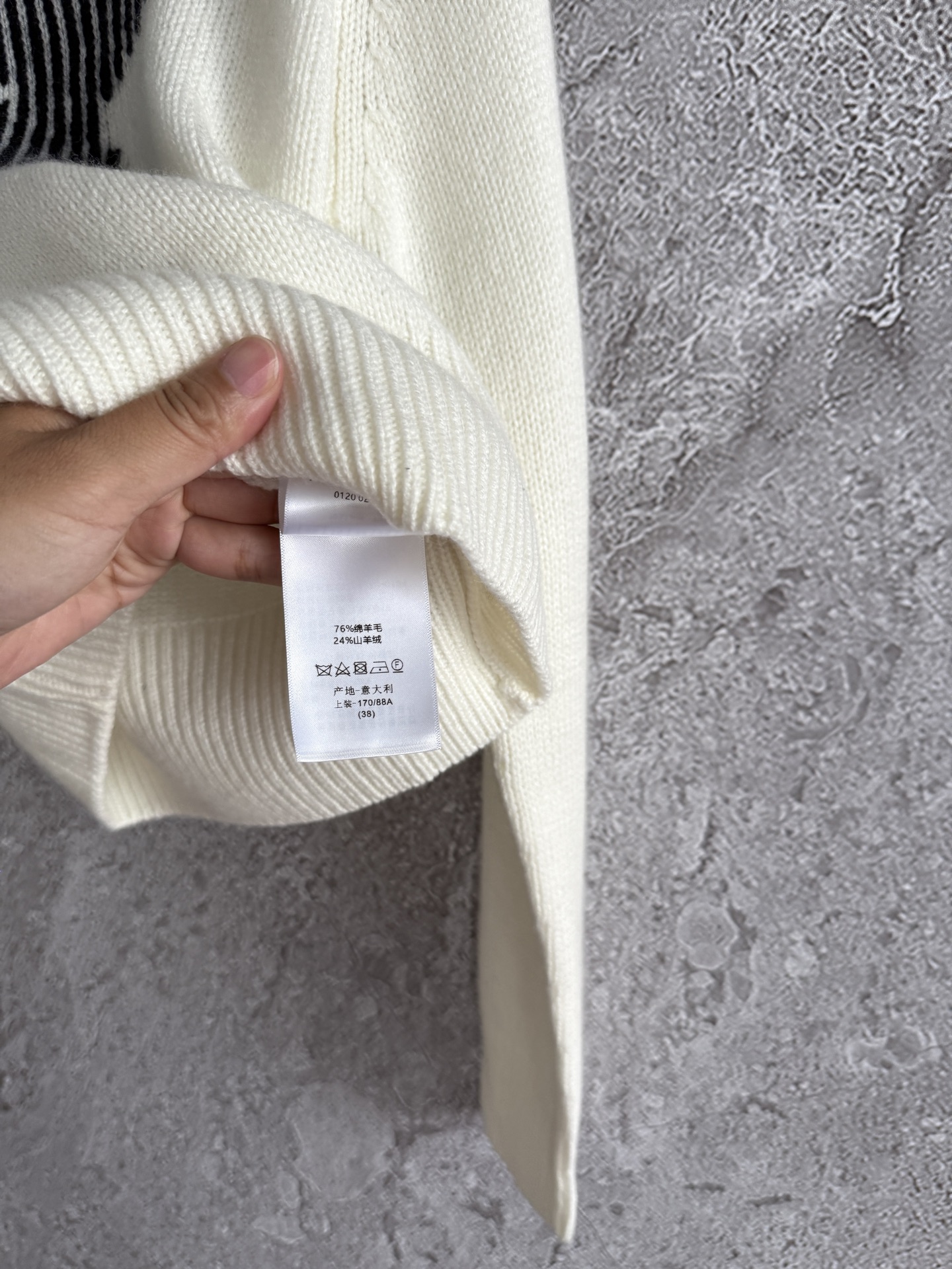 幸运星连帽针织衫✨羊绒羊毛混纺纱线，贴身穿对于大多数人都没问题不会觉得扎，软fufu的体感太舒服啦～所以