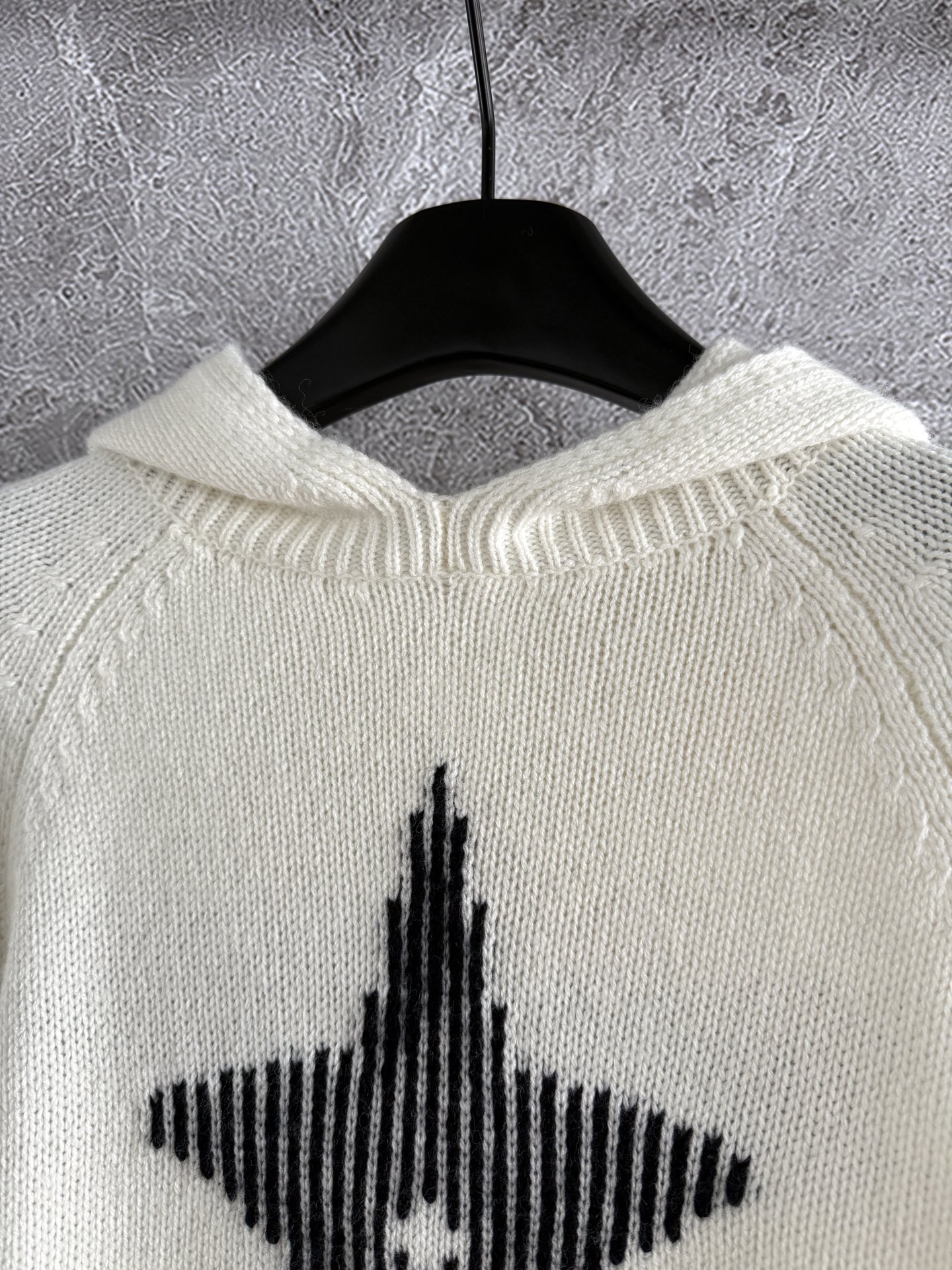 幸运星连帽针织衫✨羊绒羊毛混纺纱线，贴身穿对于大多数人都没问题不会觉得扎，软fufu的体感太舒服啦～所以