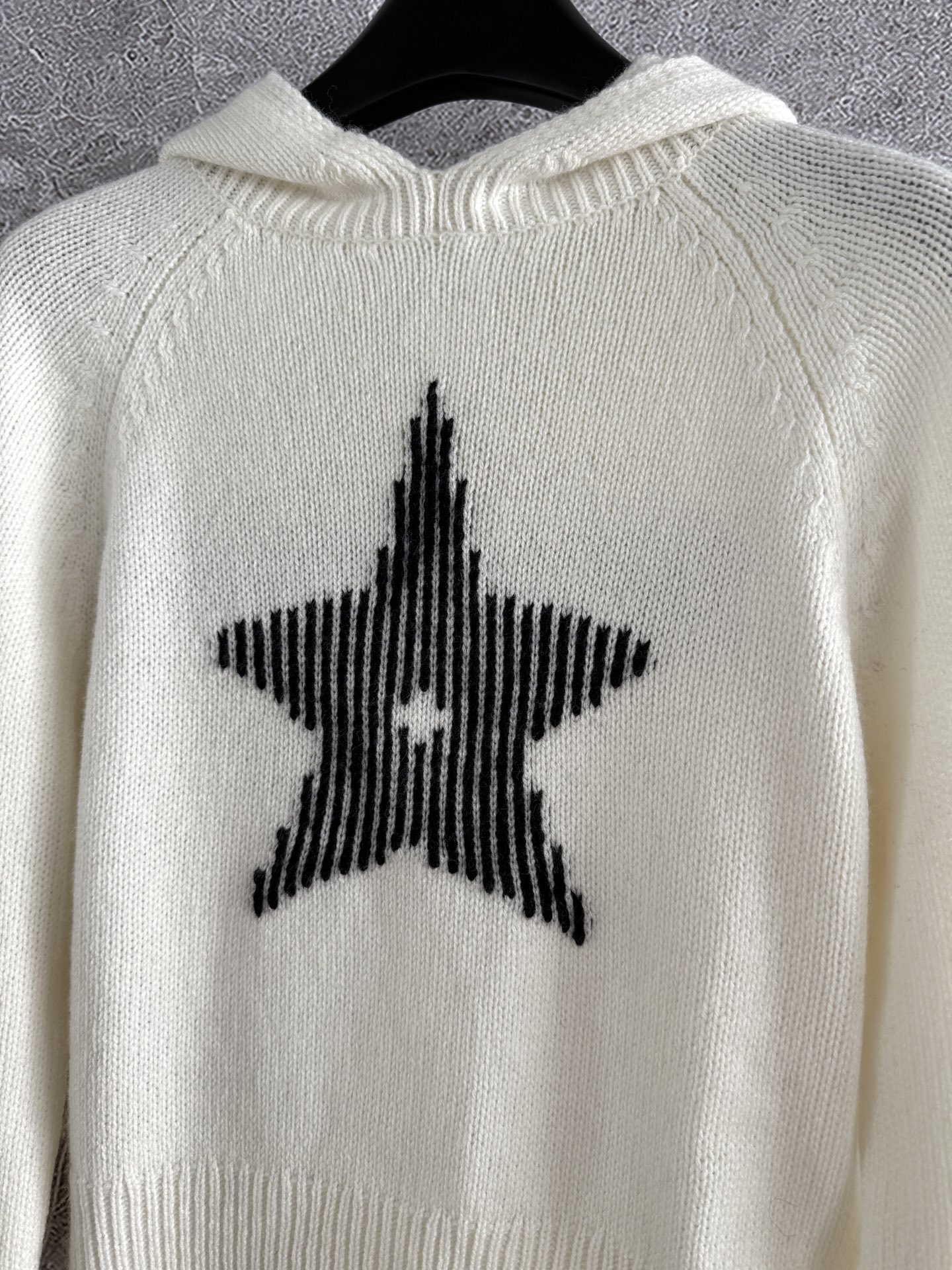 幸运星连帽针织衫✨羊绒羊毛混纺纱线，贴身穿对于大多数人都没问题不会觉得扎，软fufu的体感太舒服啦～所以