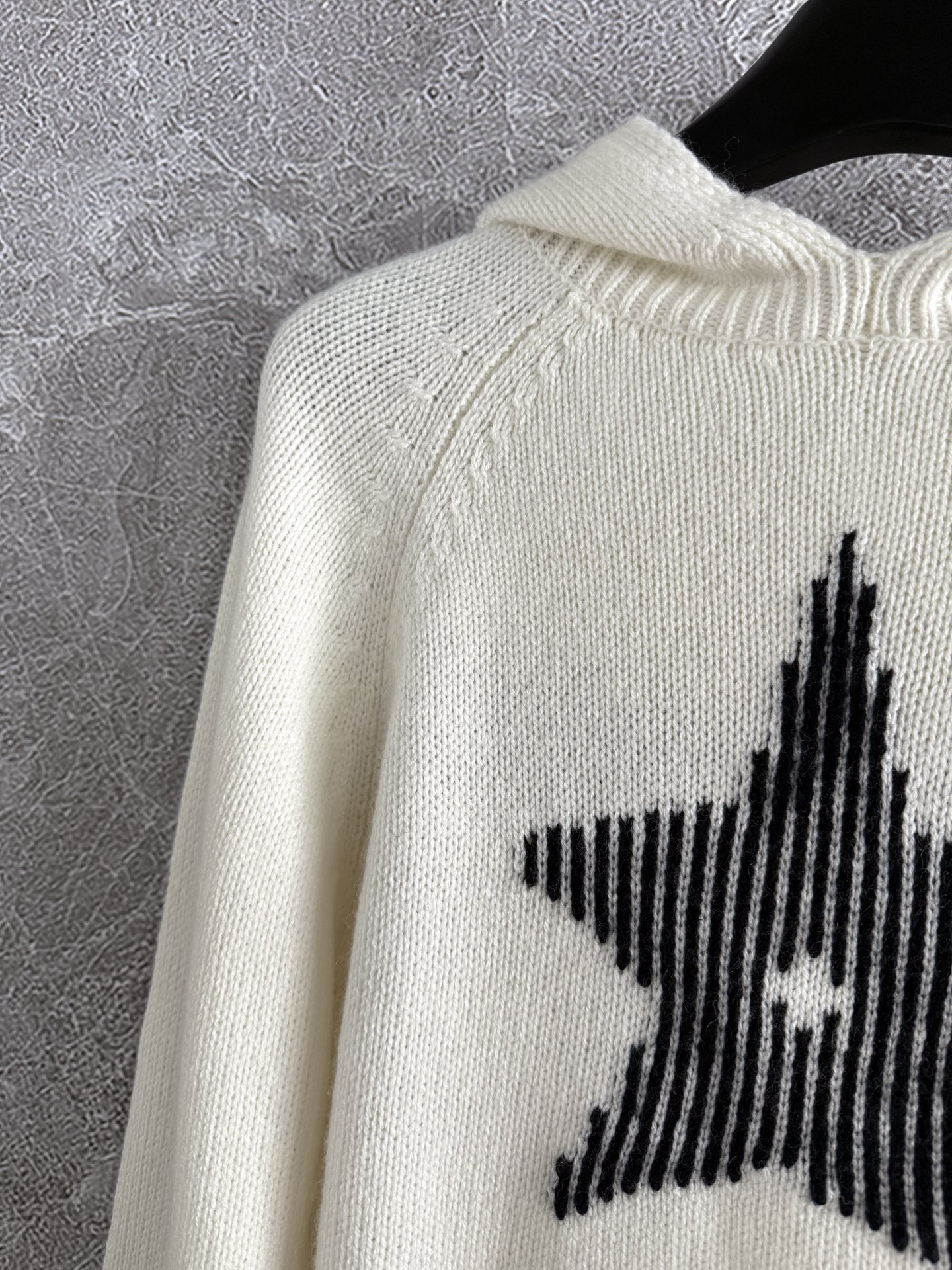 幸运星连帽针织衫✨羊绒羊毛混纺纱线，贴身穿对于大多数人都没问题不会觉得扎，软fufu的体感太舒服啦～所以