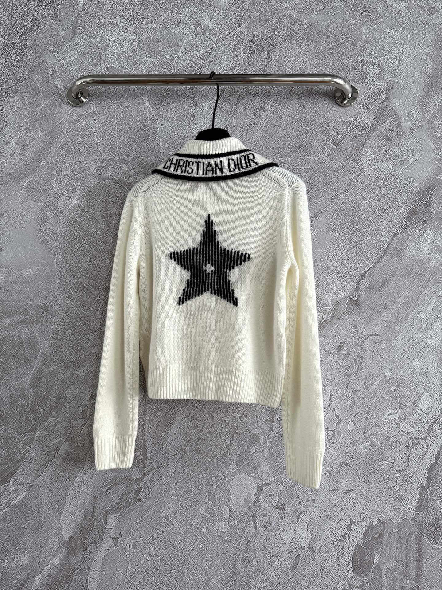 幸运星翻领毛衣✨羊绒羊毛混纺纱线，贴身穿对于大多数人都没问题不会觉得扎，软fufu的体感太舒服啦～所以推