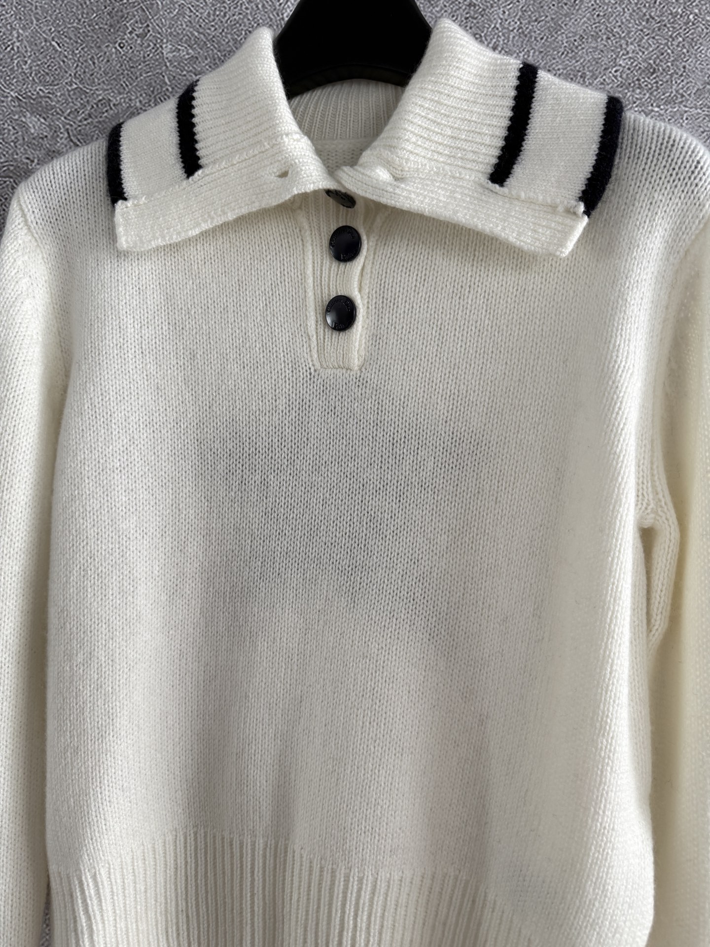 幸运星翻领毛衣✨羊绒羊毛混纺纱线，贴身穿对于大多数人都没问题不会觉得扎，软fufu的体感太舒服啦～所以推