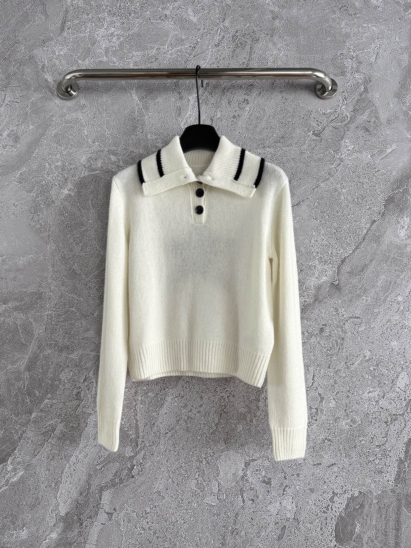 幸运星翻领毛衣✨羊绒羊毛混纺纱线，贴身穿对于大多数人都没问题不会觉得扎，软fufu的体感太舒服啦～所以推