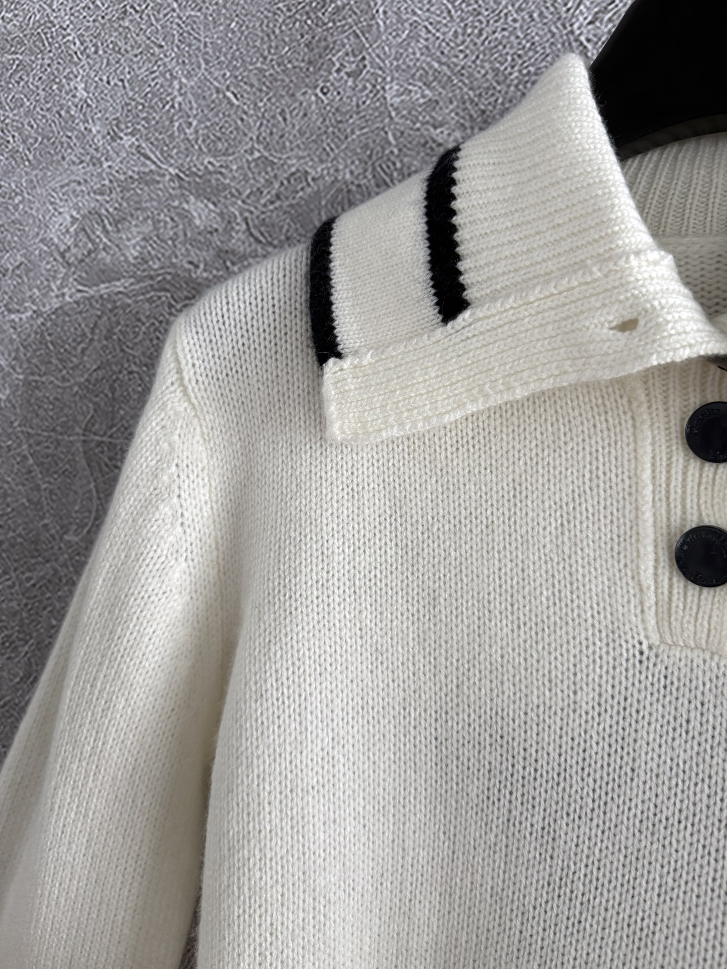 幸运星翻领毛衣✨羊绒羊毛混纺纱线，贴身穿对于大多数人都没问题不会觉得扎，软fufu的体感太舒服啦～所以推