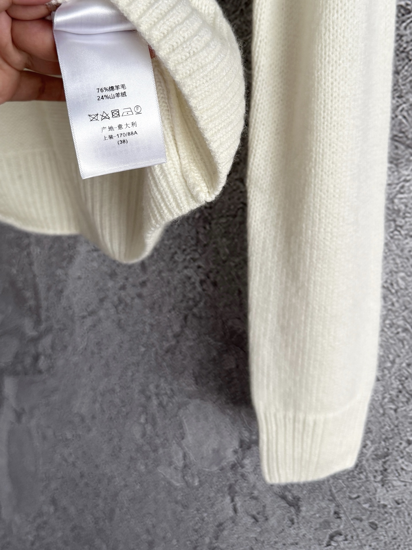 幸运星翻领毛衣✨羊绒羊毛混纺纱线，贴身穿对于大多数人都没问题不会觉得扎，软fufu的体感太舒服啦～所以推