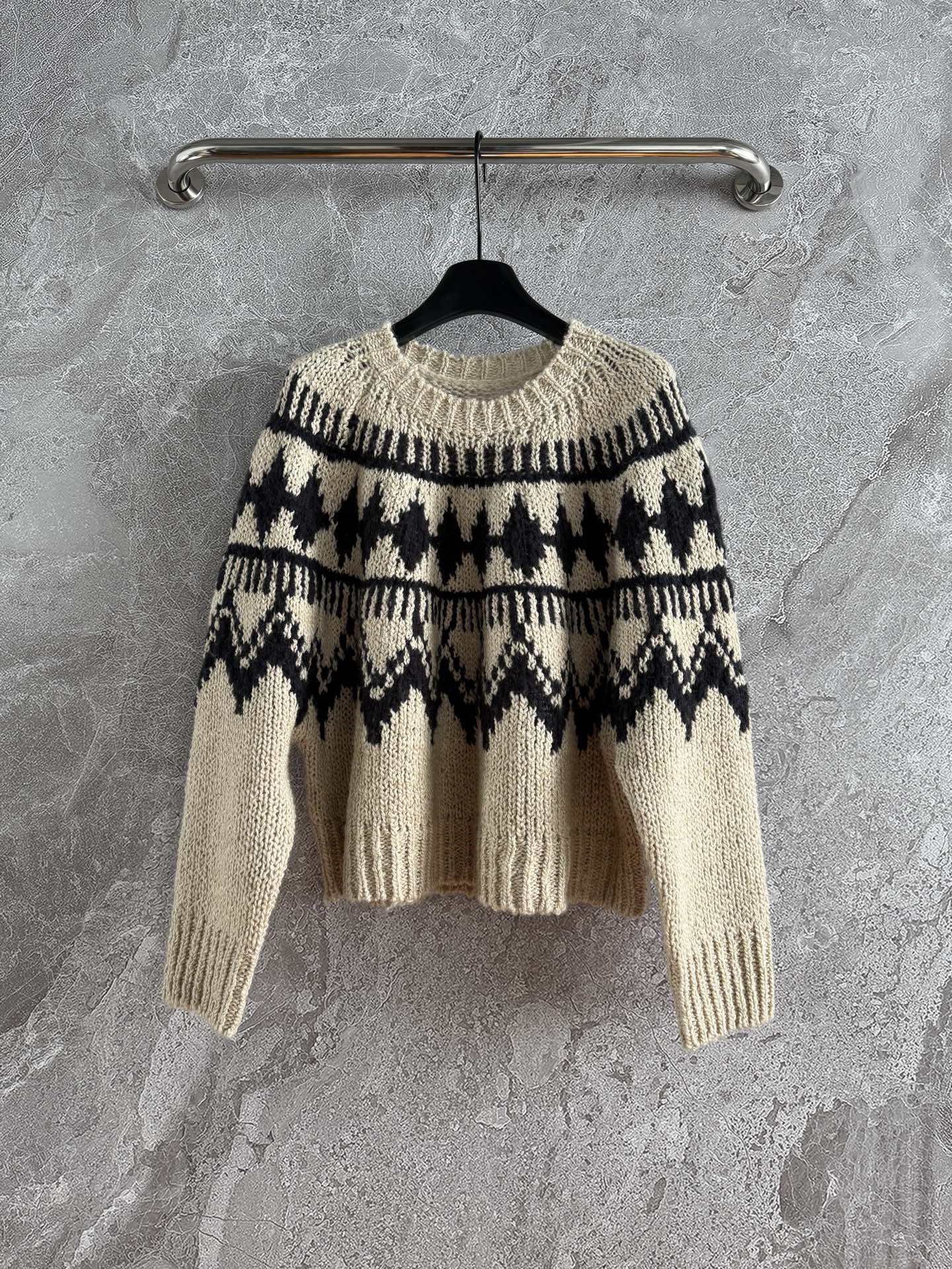 现货‼️‼️/费尔岛提花毛衣✨既契合了圣诞节🎄温暖又富有氛围的节日气息，在配色上也考虑了冬季感和日常实穿