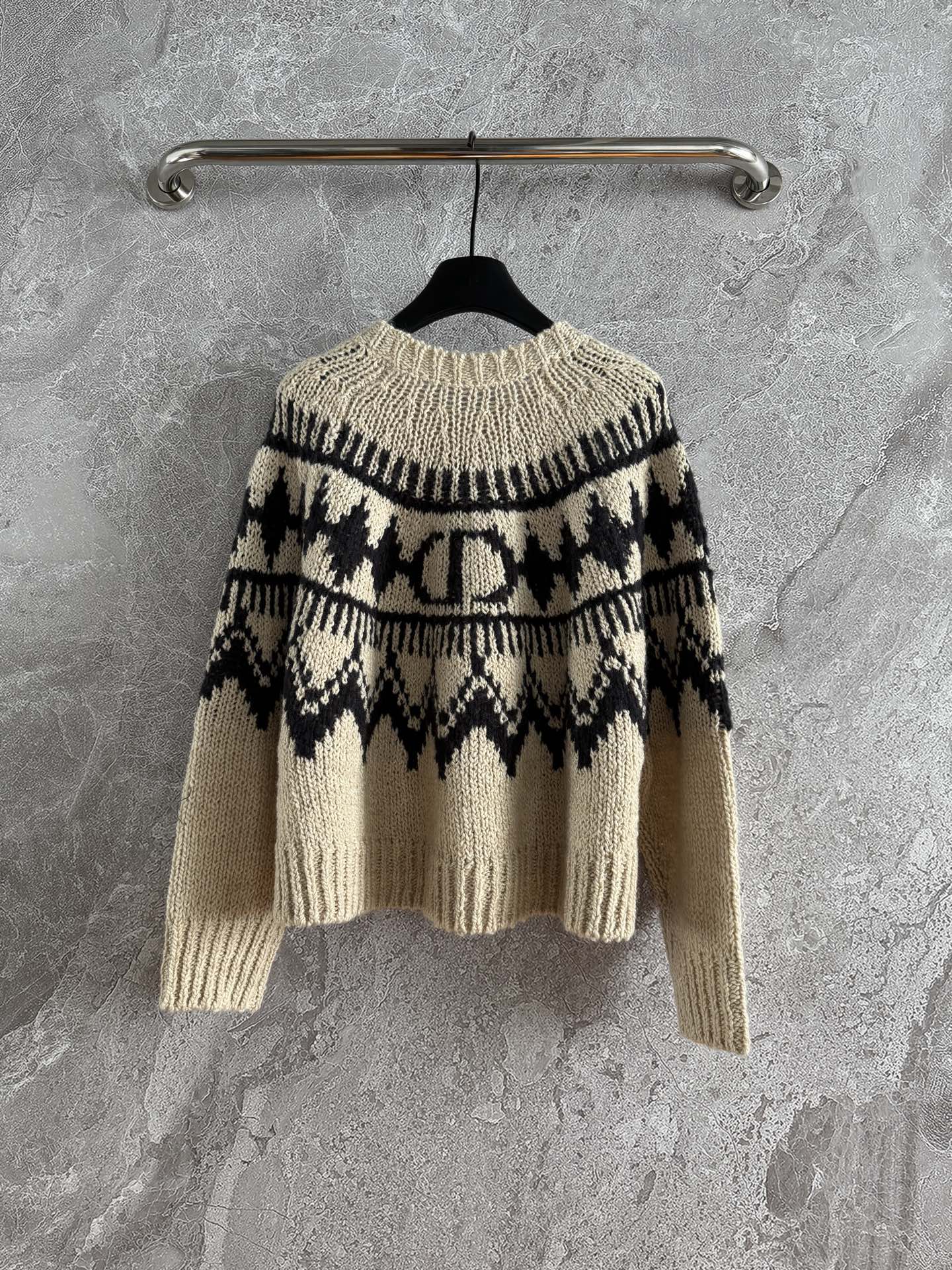 现货‼️‼️/费尔岛提花毛衣✨既契合了圣诞节🎄温暖又富有氛围的节日气息，在配色上也考虑了冬季感和日常实穿