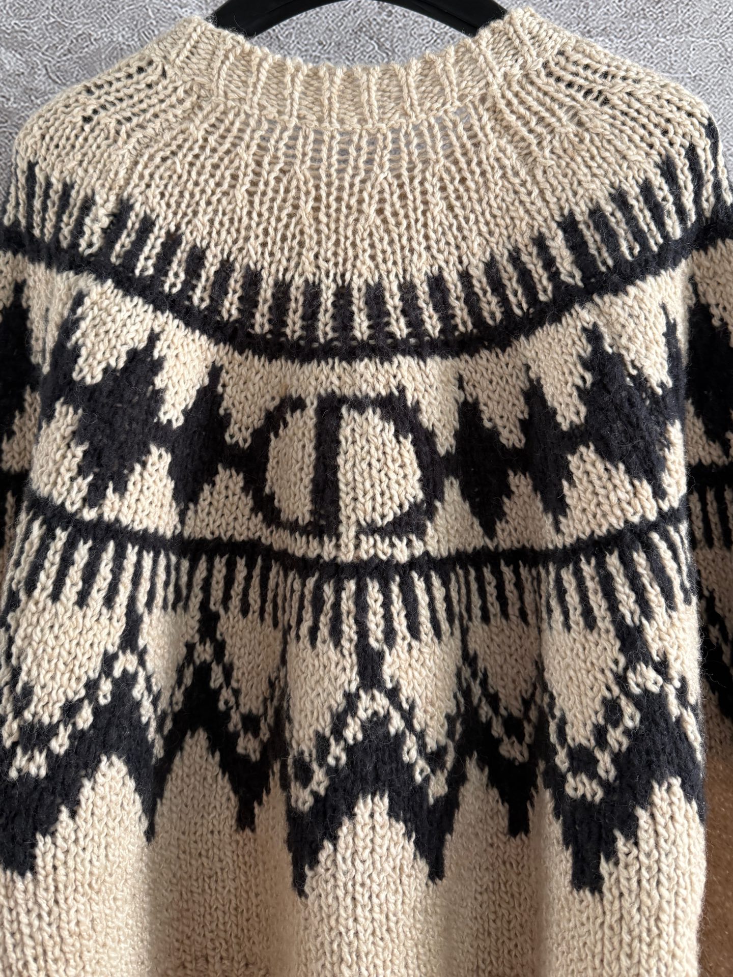 现货‼️‼️/费尔岛提花毛衣✨既契合了圣诞节🎄温暖又富有氛围的节日气息，在配色上也考虑了冬季感和日常实穿