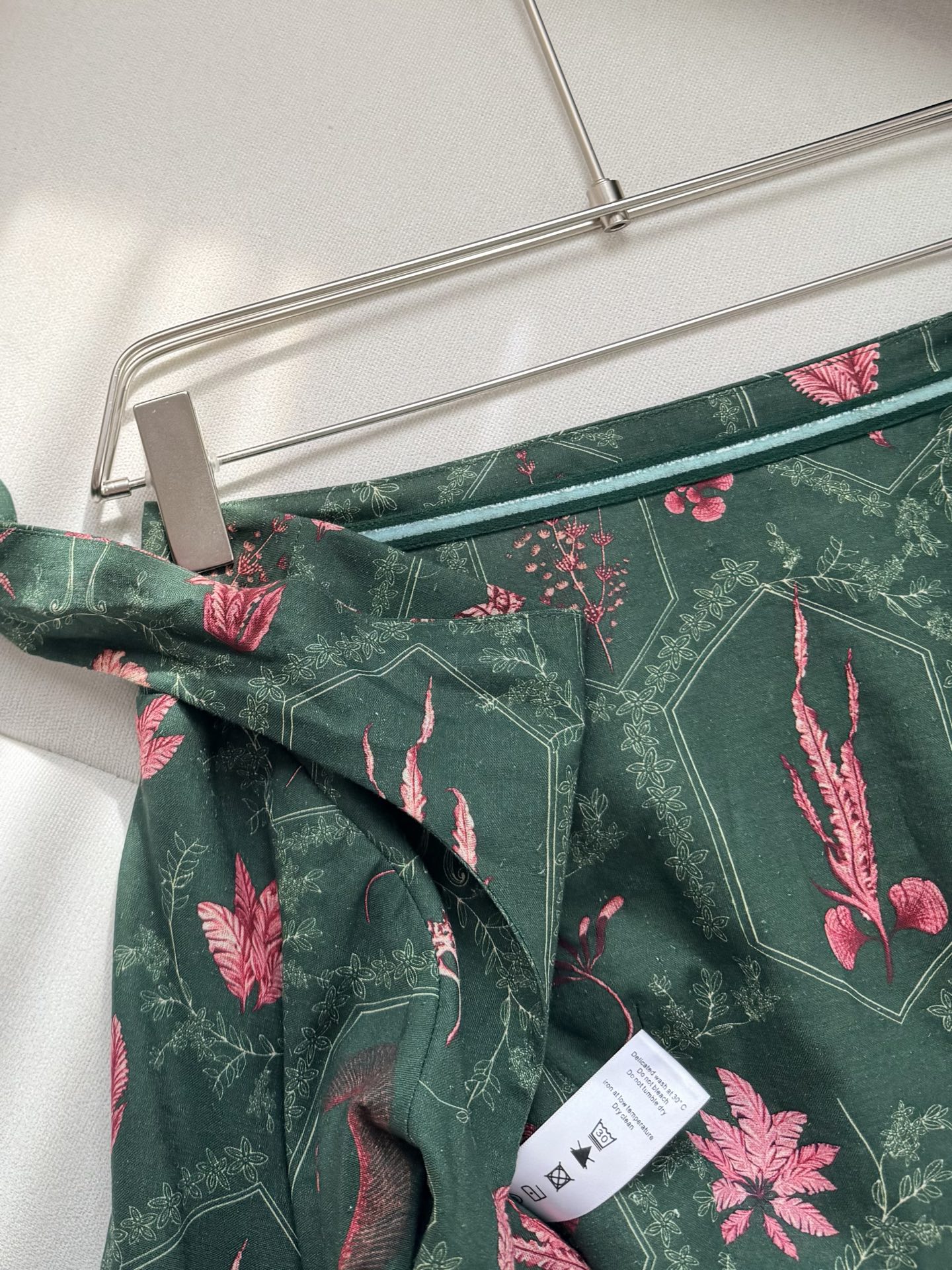 现货‼️‼️/上衣✨来自南美洲哥伦比亚的Agua～亚麻腰果热带印花，丰盈泡泡袖、露肩后背系带设计，加了防