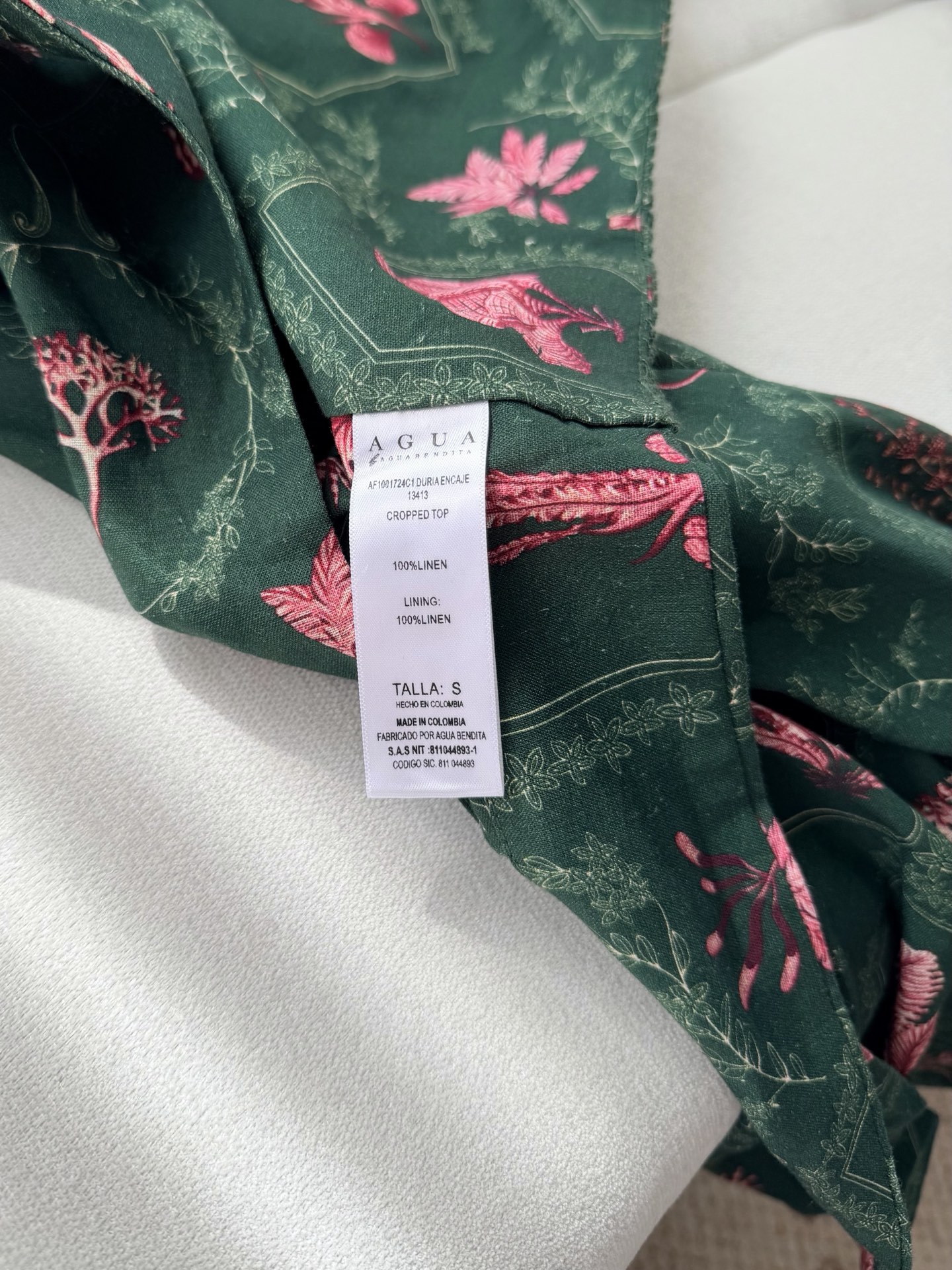 现货‼️‼️/上衣✨来自南美洲哥伦比亚的Agua～亚麻腰果热带印花，丰盈泡泡袖、露肩后背系带设计，加了防