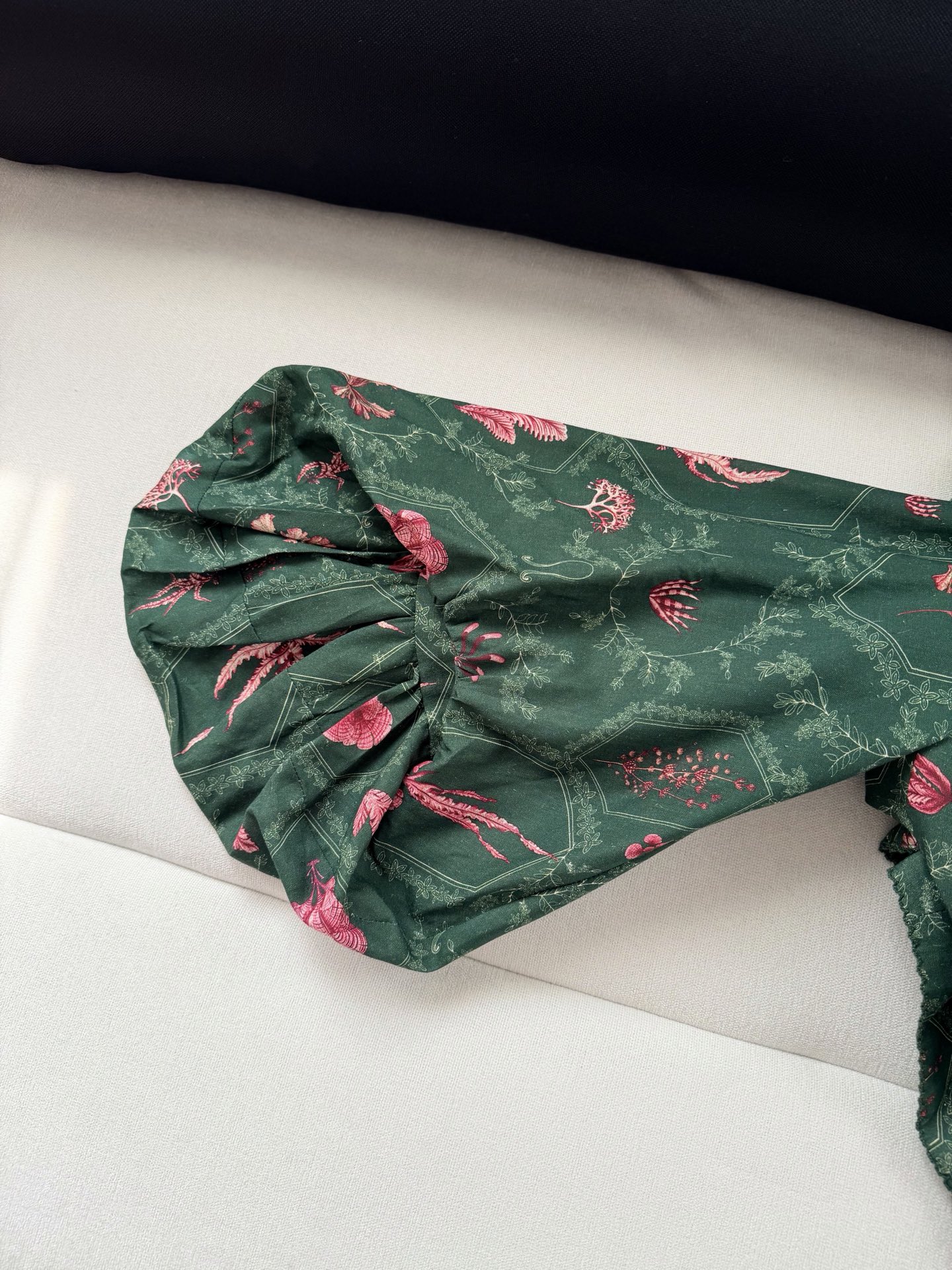 现货‼️‼️/上衣✨来自南美洲哥伦比亚的Agua～亚麻腰果热带印花，丰盈泡泡袖、露肩后背系带设计，加了防