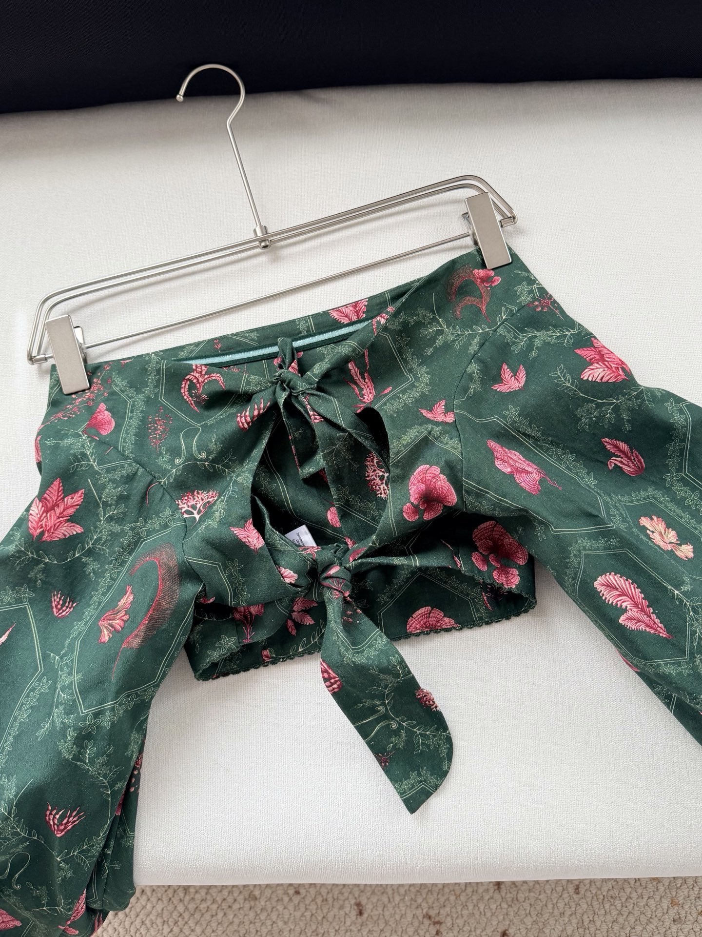 现货‼️‼️/上衣✨来自南美洲哥伦比亚的Agua～亚麻腰果热带印花，丰盈泡泡袖、露肩后背系带设计，加了防