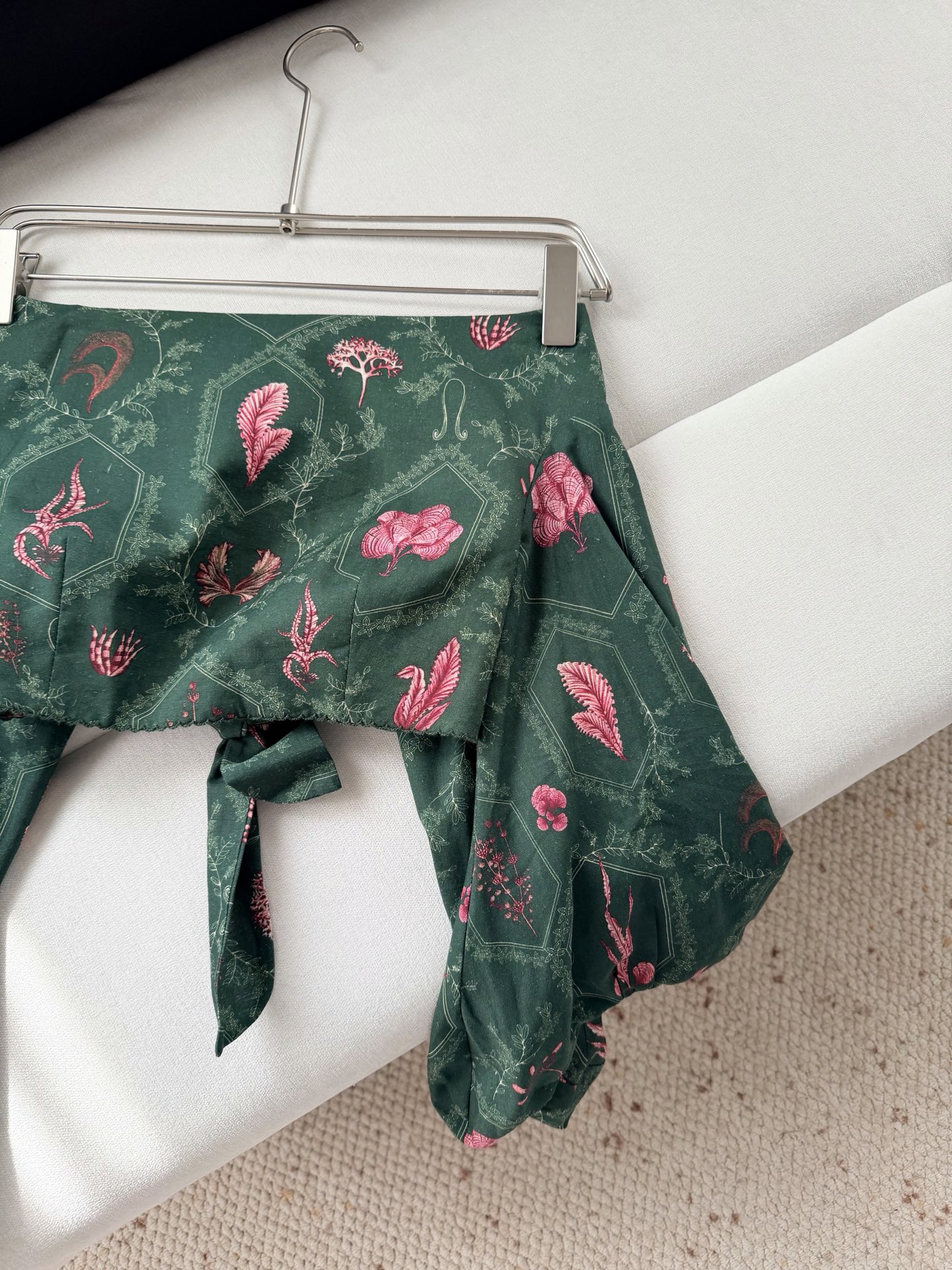 现货‼️‼️/上衣✨来自南美洲哥伦比亚的Agua～亚麻腰果热带印花，丰盈泡泡袖、露肩后背系带设计，加了防