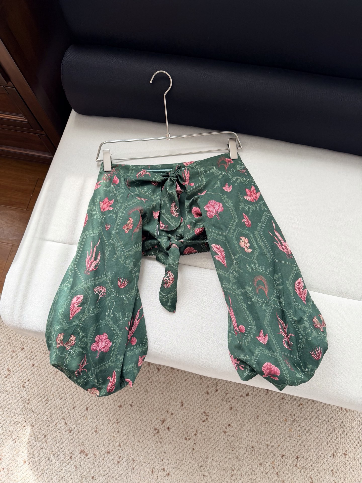 现货‼️‼️/上衣✨来自南美洲哥伦比亚的Agua～亚麻腰果热带印花，丰盈泡泡袖、露肩后背系带设计，加了防