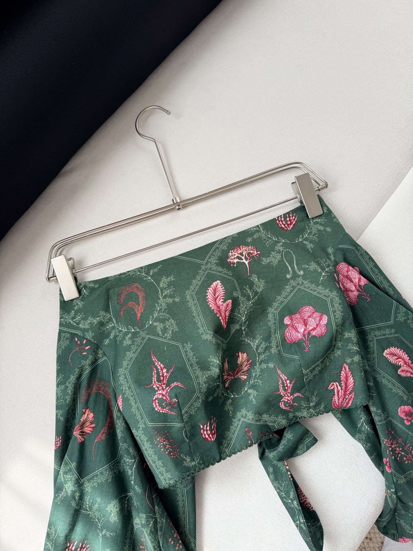 现货‼️‼️/上衣✨来自南美洲哥伦比亚的Agua～亚麻腰果热带印花，丰盈泡泡袖、露肩后背系带设计，加了防