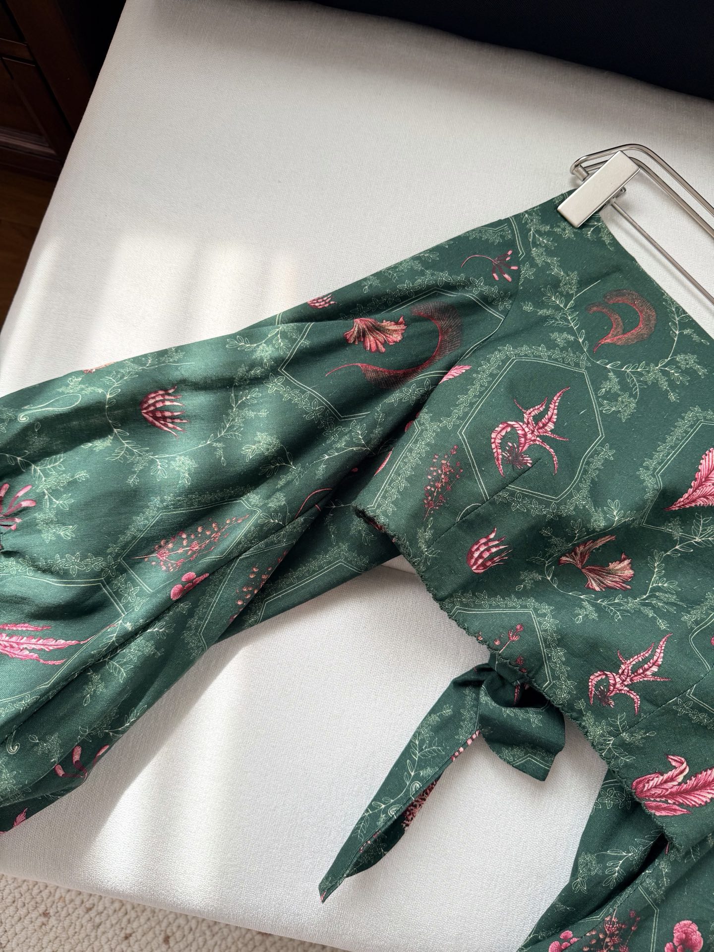 现货‼️‼️/上衣✨来自南美洲哥伦比亚的Agua～亚麻腰果热带印花，丰盈泡泡袖、露肩后背系带设计，加了防