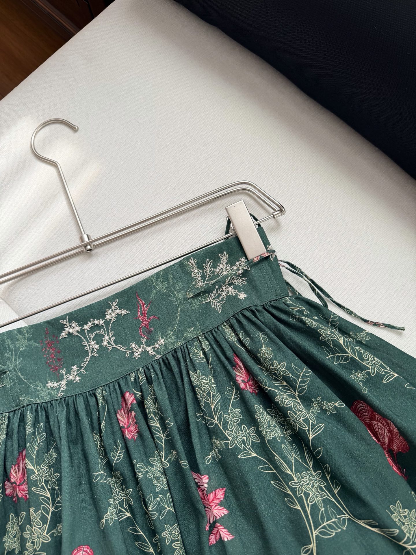 现货‼️‼️/半裙✨来自南美洲哥伦比亚的Agua～亚麻腰果热带印花，腰间手摇绣花钉珠点缀，是那种有设计感