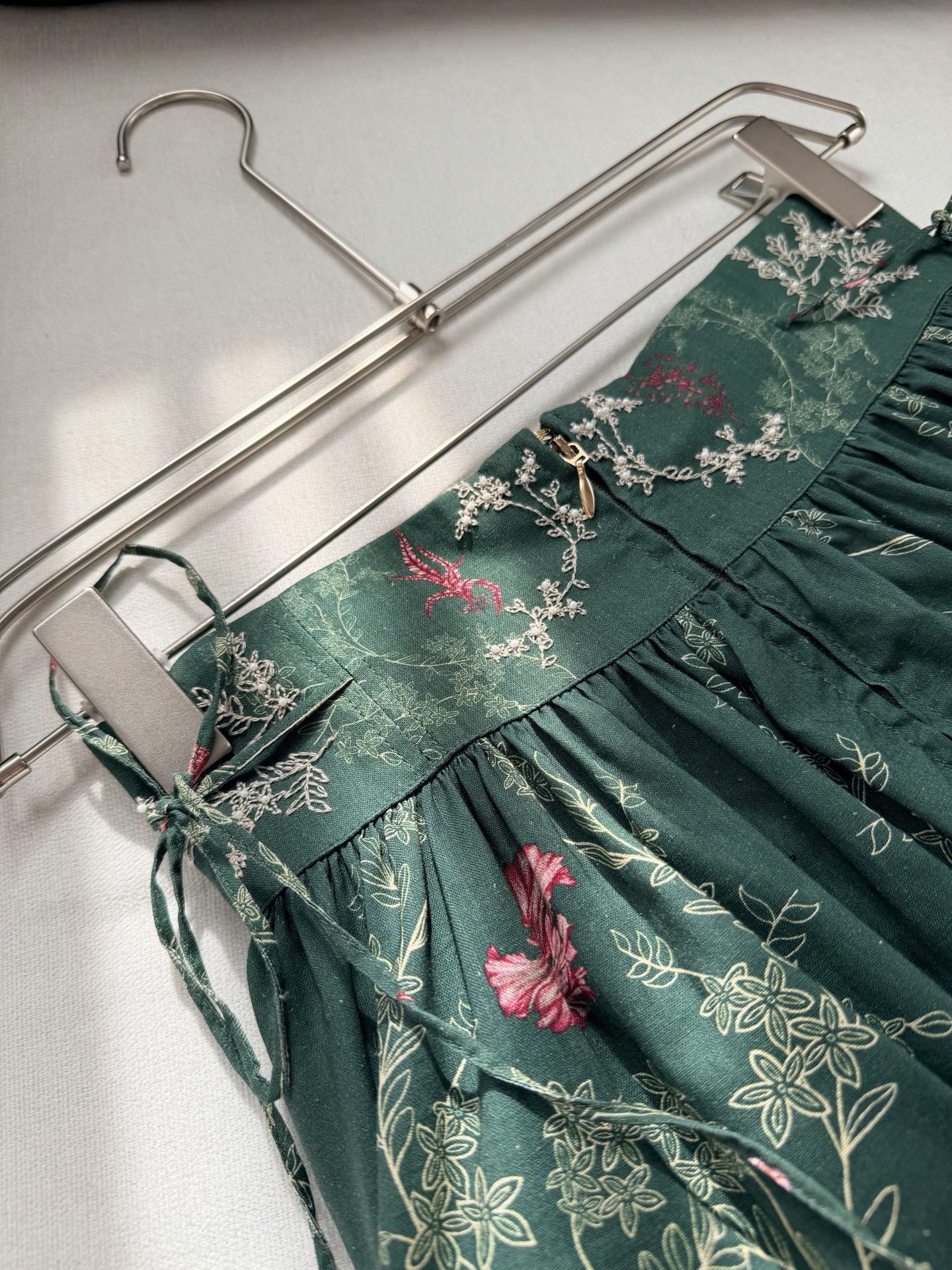 现货‼️‼️/半裙✨来自南美洲哥伦比亚的Agua～亚麻腰果热带印花，腰间手摇绣花钉珠点缀，是那种有设计感