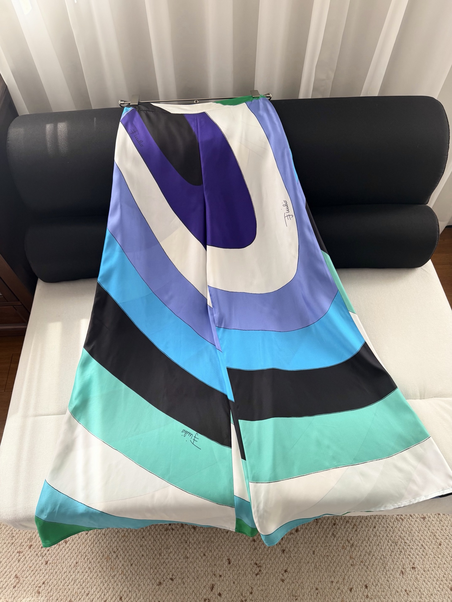 现货‼️‼️/Maddalena真丝阔腿裤✨100%重磅斜纹真丝、宽腿侧拉链开合，采用全身印花制成，不同