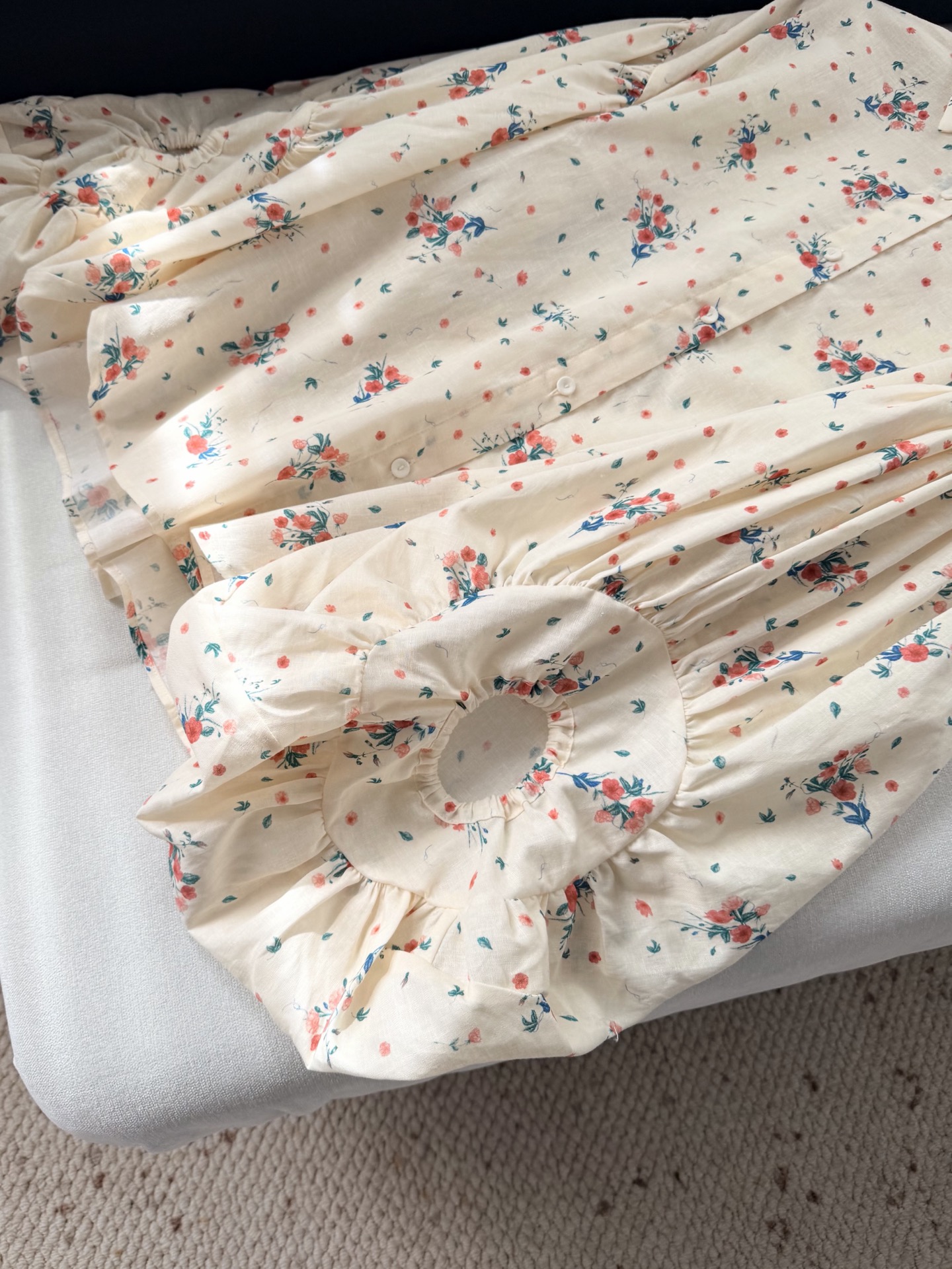 现货‼️‼️/花束衬衫✨精选原生亚麻面料，丰盈衣袖烘托出宽大飘逸的轮廓，不妨搭配系列短裤同穿，演绎品牌风