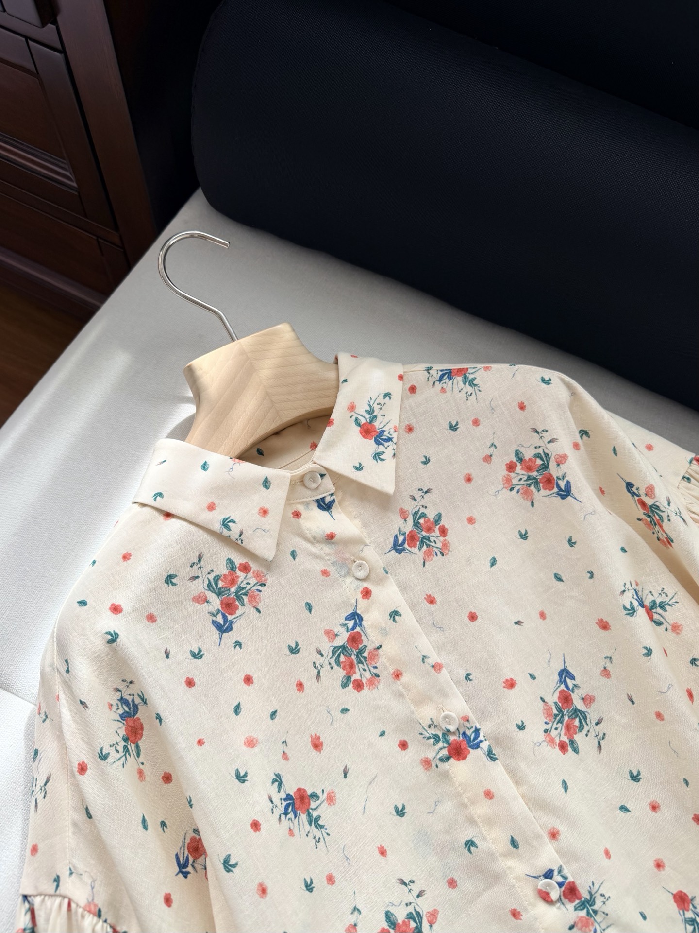 现货‼️‼️/花束衬衫✨精选原生亚麻面料，丰盈衣袖烘托出宽大飘逸的轮廓，不妨搭配系列短裤同穿，演绎品牌风