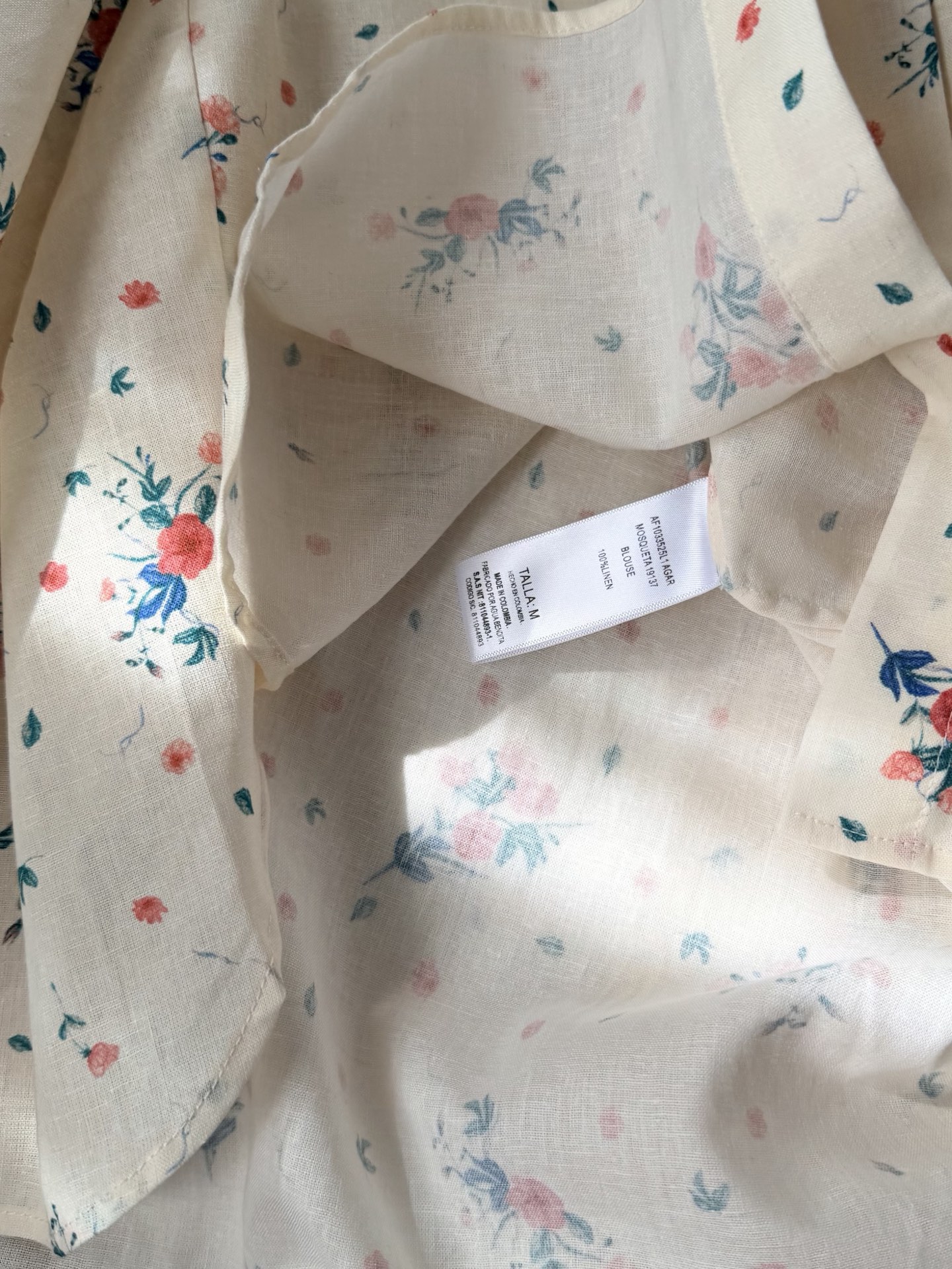 现货‼️‼️/花束衬衫✨精选原生亚麻面料，丰盈衣袖烘托出宽大飘逸的轮廓，不妨搭配系列短裤同穿，演绎品牌风