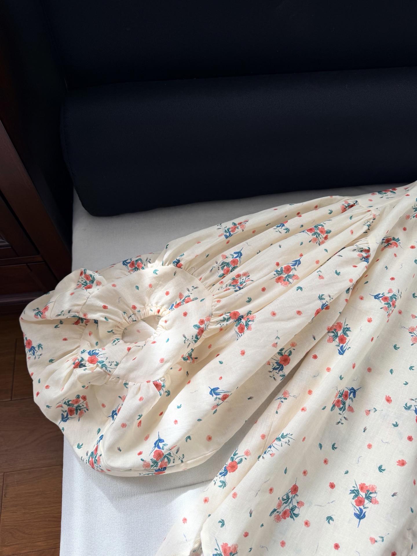 现货‼️‼️/花束衬衫✨精选原生亚麻面料，丰盈衣袖烘托出宽大飘逸的轮廓，不妨搭配系列短裤同穿，演绎品牌风