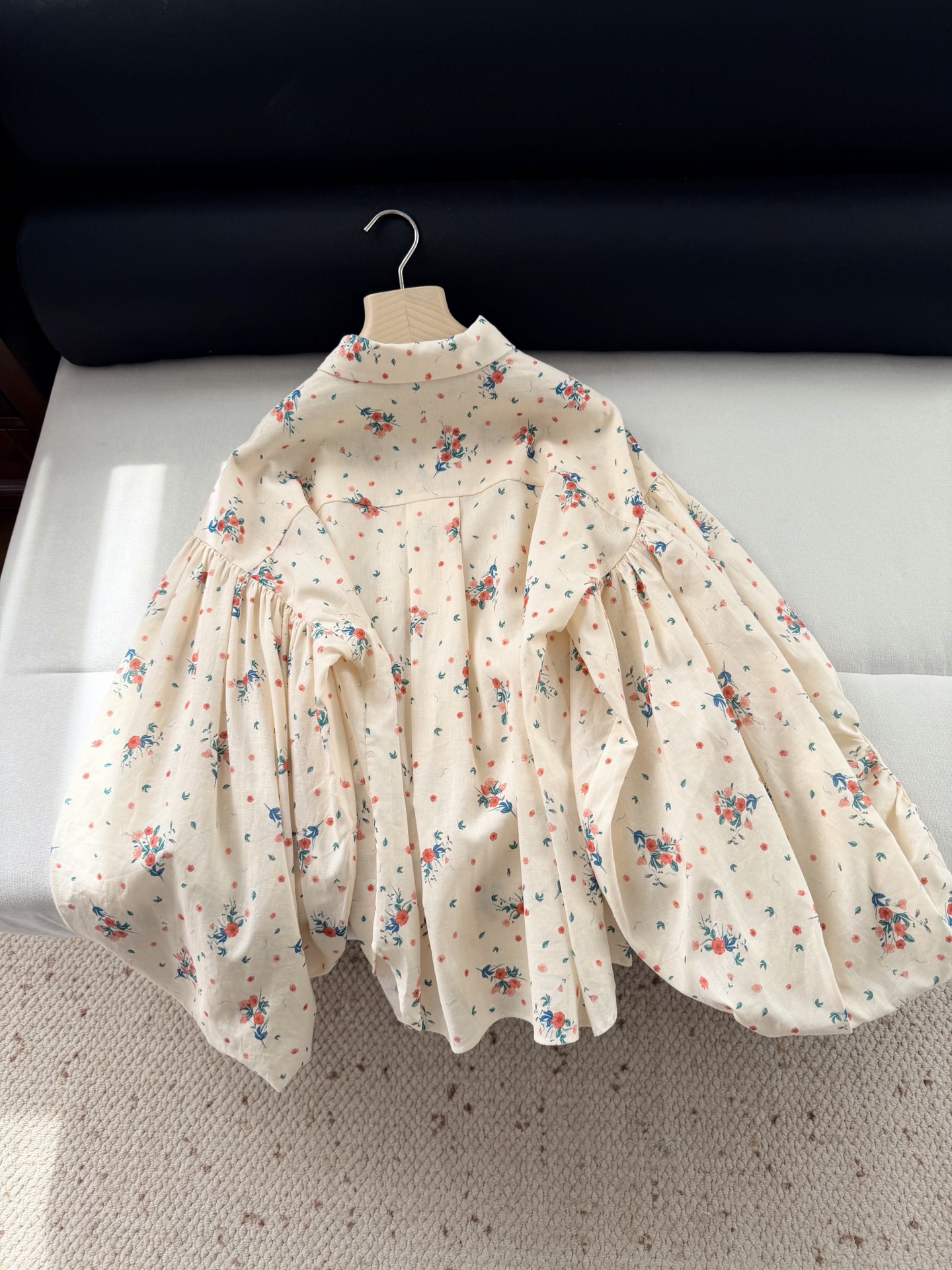 现货‼️‼️/花束衬衫✨精选原生亚麻面料，丰盈衣袖烘托出宽大飘逸的轮廓，不妨搭配系列短裤同穿，演绎品牌风