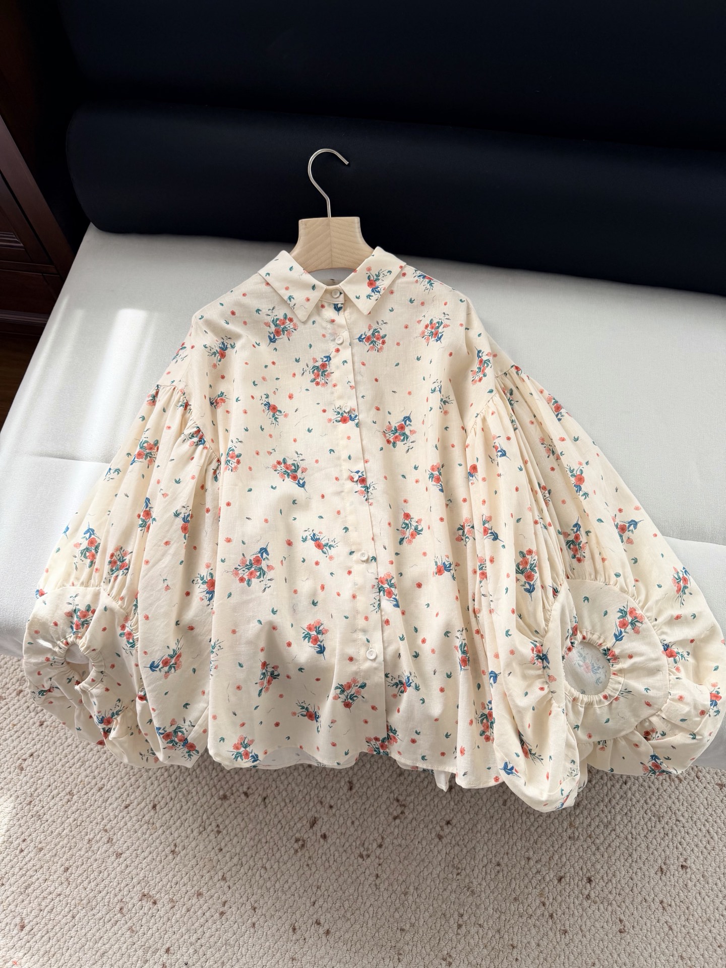 现货‼️‼️/花束衬衫✨精选原生亚麻面料，丰盈衣袖烘托出宽大飘逸的轮廓，不妨搭配系列短裤同穿，演绎品牌风