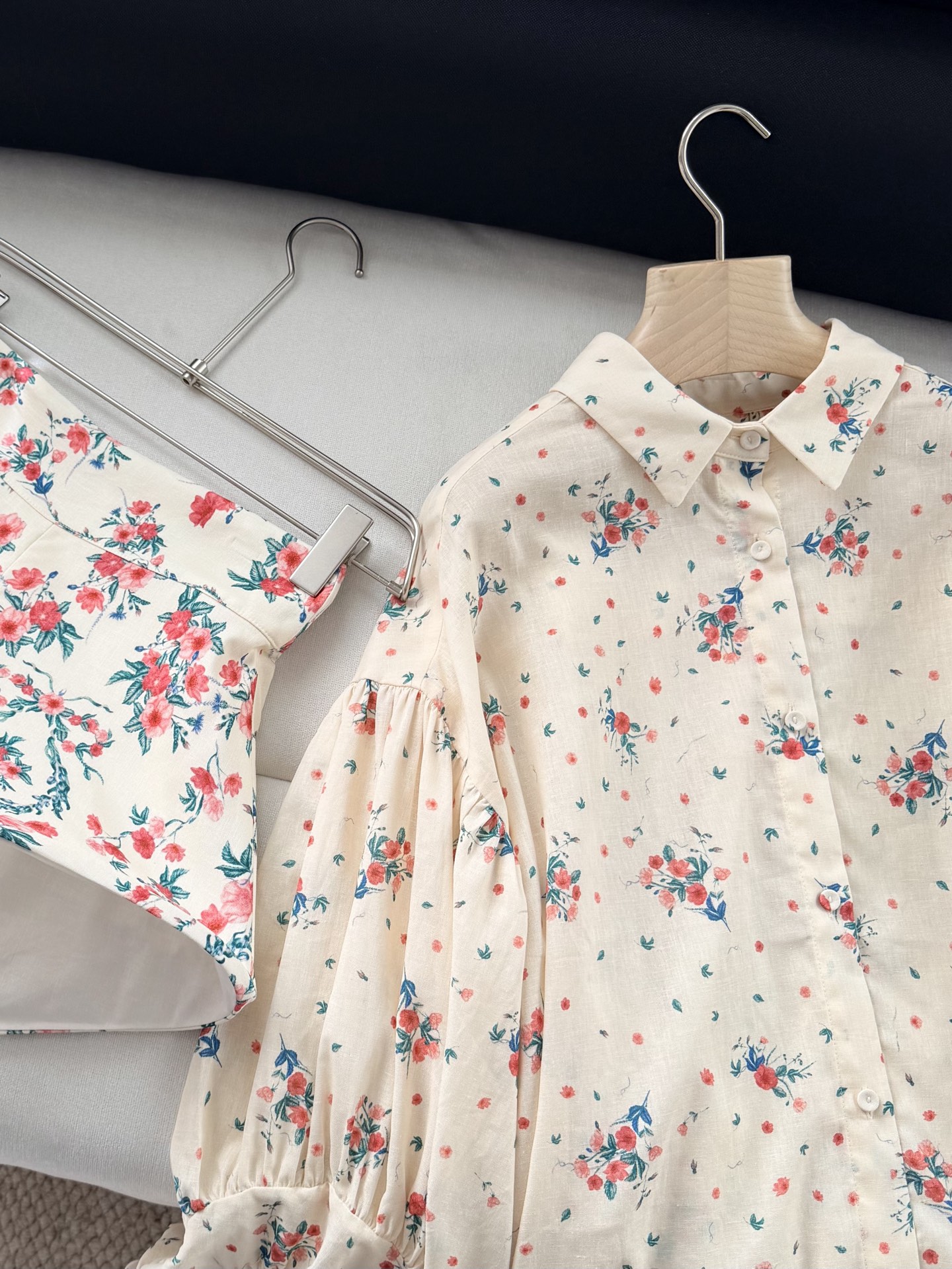 现货‼️‼️/花束衬衫✨精选原生亚麻面料，丰盈衣袖烘托出宽大飘逸的轮廓，不妨搭配系列短裤同穿，演绎品牌风