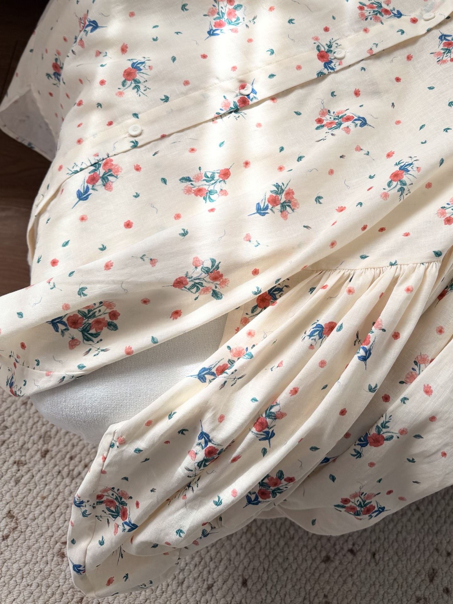 现货‼️‼️/花束衬衫✨精选原生亚麻面料，丰盈衣袖烘托出宽大飘逸的轮廓，不妨搭配系列短裤同穿，演绎品牌风