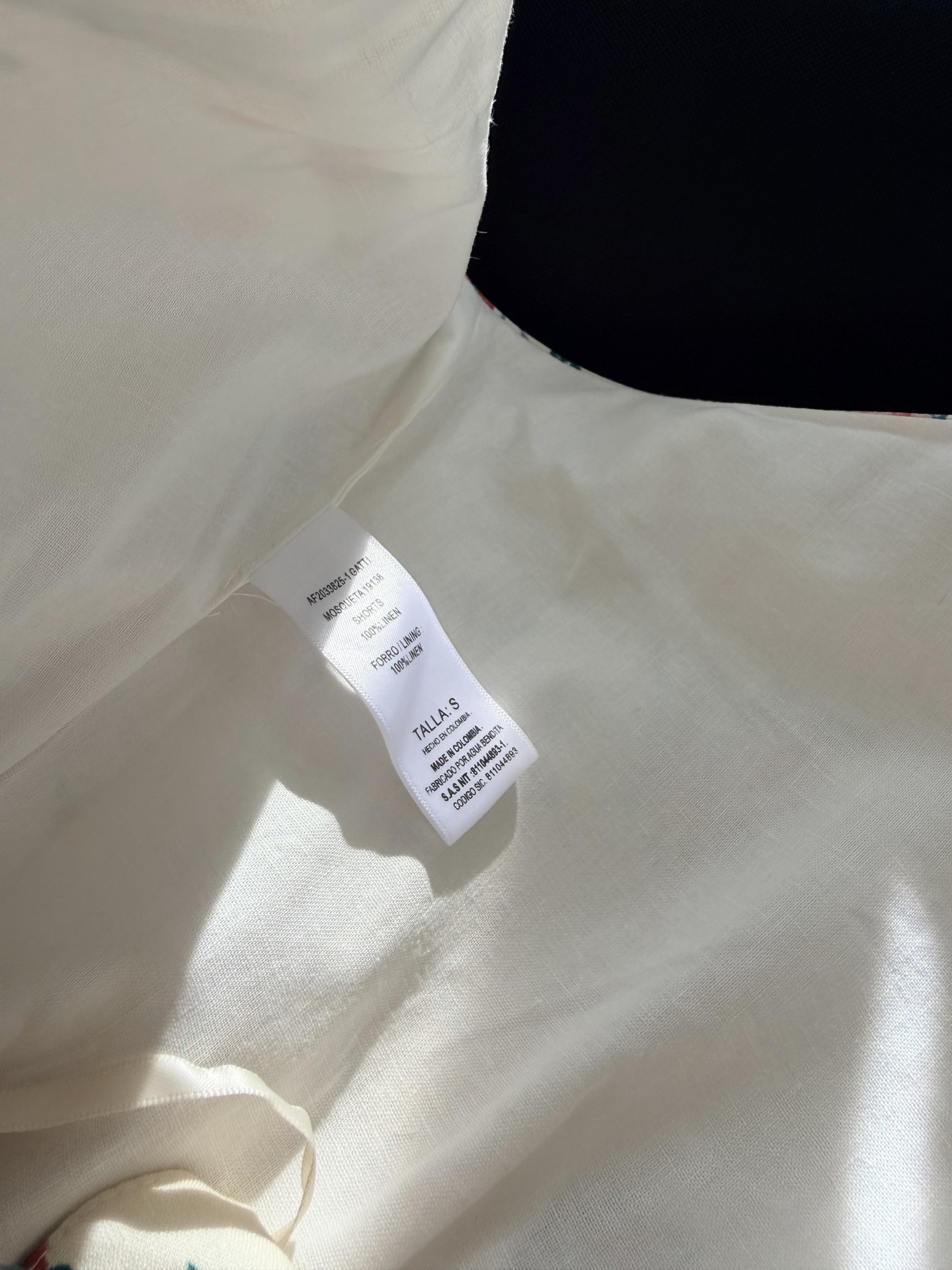 现货‼️‼️/花束短裤✨精选原生亚麻面料，裤腿鱼骨扩撑定型，造型感很强，不妨搭配系列衬衫同穿，演绎品牌风