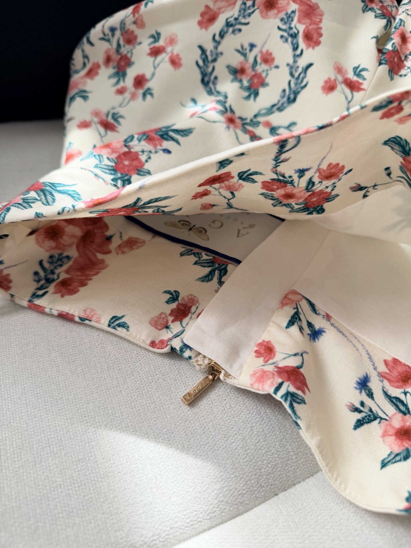 现货‼️‼️/花束短裤✨精选原生亚麻面料，裤腿鱼骨扩撑定型，造型感很强，不妨搭配系列衬衫同穿，演绎品牌风