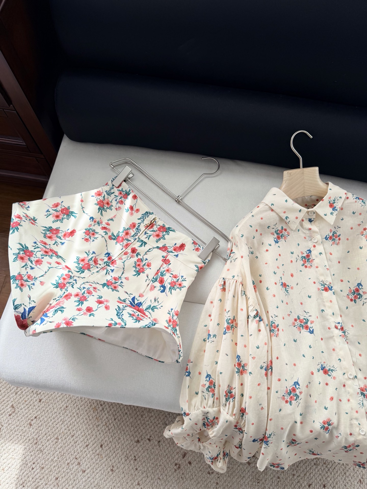 现货‼️‼️/花束短裤✨精选原生亚麻面料，裤腿鱼骨扩撑定型，造型感很强，不妨搭配系列衬衫同穿，演绎品牌风