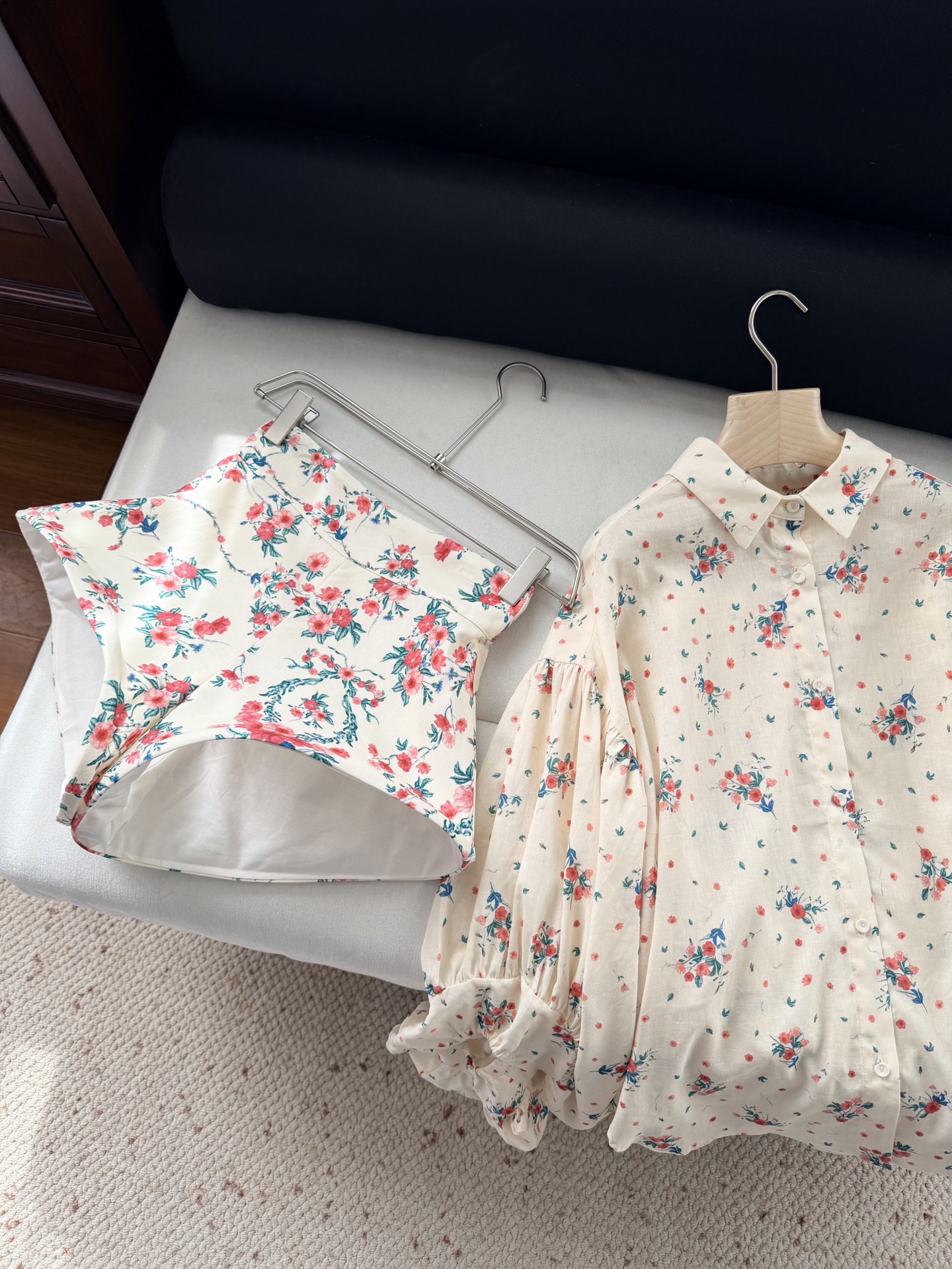 现货‼️‼️/花束短裤✨精选原生亚麻面料，裤腿鱼骨扩撑定型，造型感很强，不妨搭配系列衬衫同穿，演绎品牌风