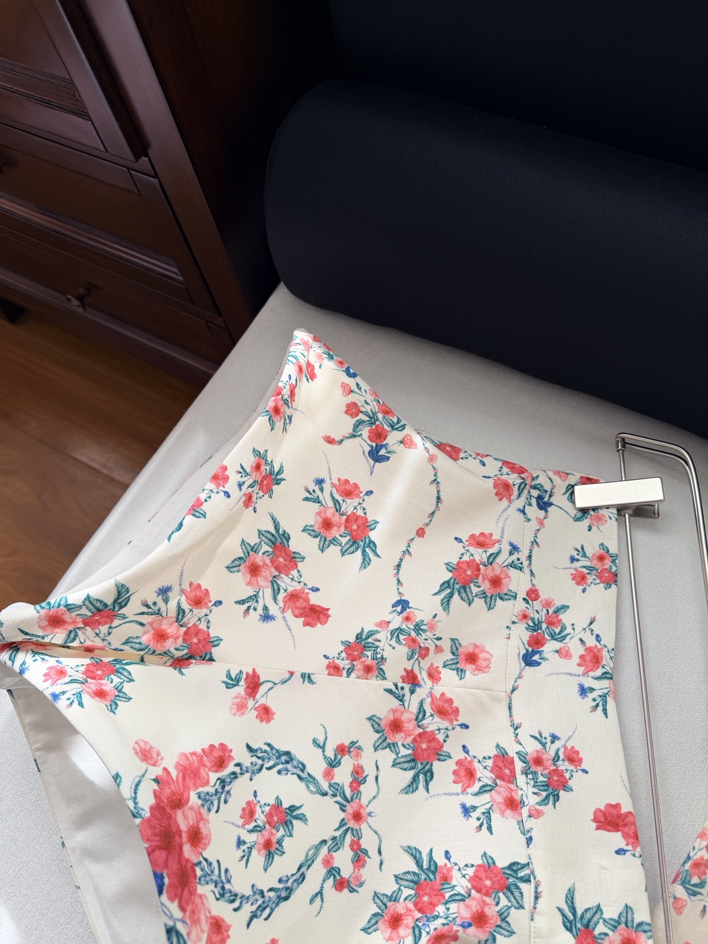 现货‼️‼️/花束短裤✨精选原生亚麻面料，裤腿鱼骨扩撑定型，造型感很强，不妨搭配系列衬衫同穿，演绎品牌风