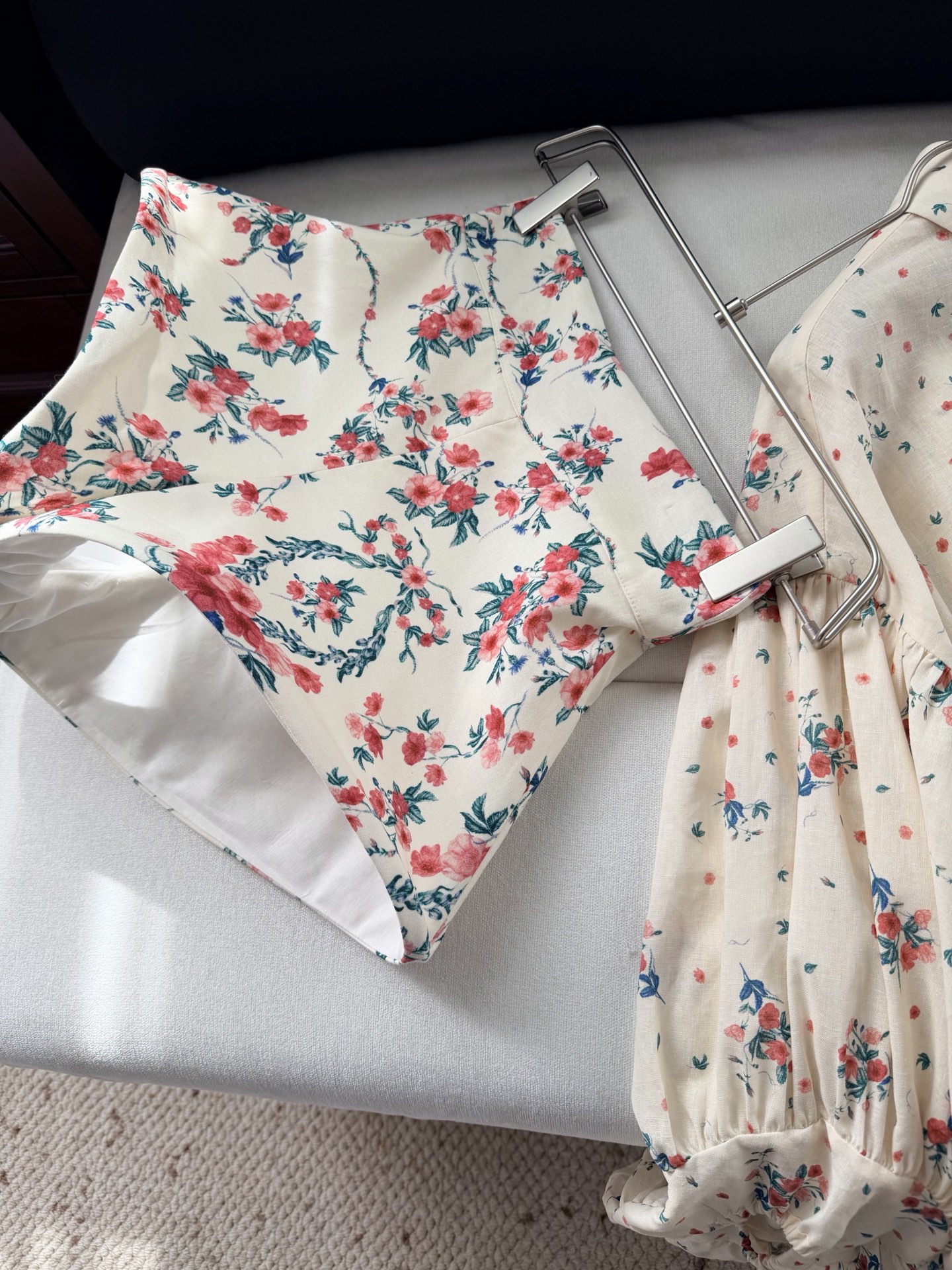 现货‼️‼️/花束短裤✨精选原生亚麻面料，裤腿鱼骨扩撑定型，造型感很强，不妨搭配系列衬衫同穿，演绎品牌风