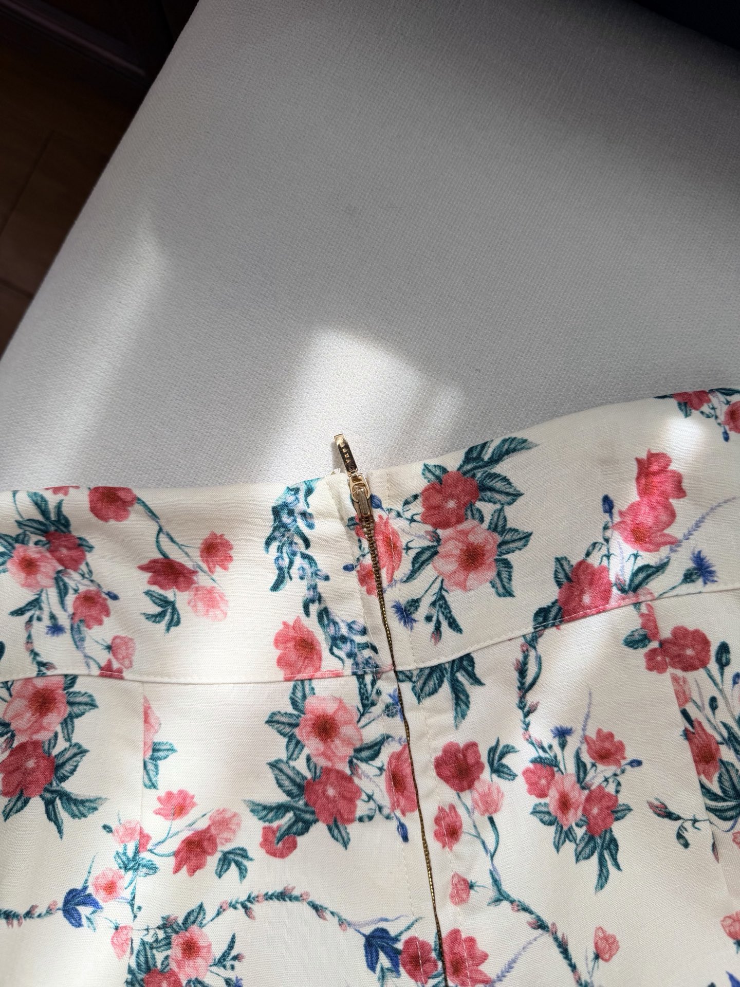 现货‼️‼️/花束短裤✨精选原生亚麻面料，裤腿鱼骨扩撑定型，造型感很强，不妨搭配系列衬衫同穿，演绎品牌风