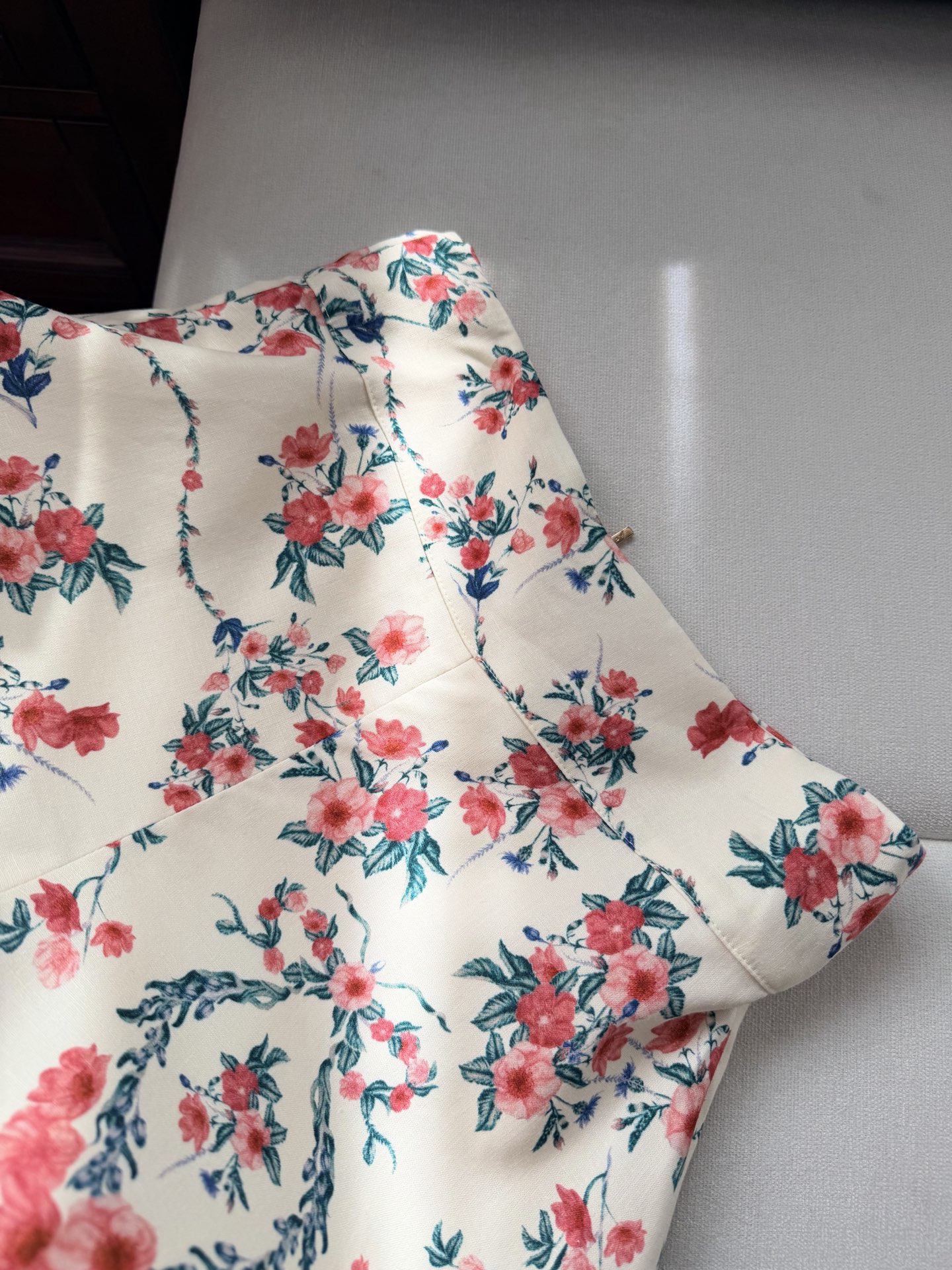 现货‼️‼️/花束短裤✨精选原生亚麻面料，裤腿鱼骨扩撑定型，造型感很强，不妨搭配系列衬衫同穿，演绎品牌风