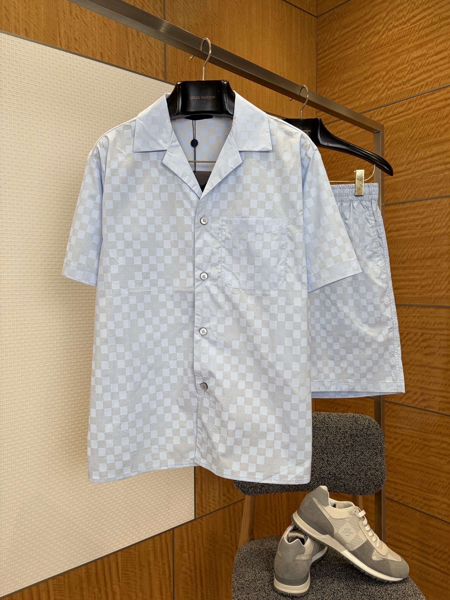 NO:825887,/Shirt,P/Shorts LV Louis Vuitton light blue dark pattern full-print casual short-sleeved shorts suit ————————  It is made of imported custom-made cotton fabric, which is light, delicate, smooth and skin-friendly. It has excellent drape and breathable moisture absorption properties. The upper body is refreshing and not sweaty. It is anti-wrinkle and not easy to deform after long-term wear. The whole body is covered with low-key and exquisite dark patterns of the same color and the brand logo is printed all over.  The texture is clean and elegant when viewed from a distance, full of details when viewed up close, and has a high-end feel that is low-key and unobtrusive, saying goodbye to monotony and dullness; the retro Cuban lapels are cut three-dimensionally and neatly, smoothly modifying the neck line, optimizing the head-shoulder ratio, and creating a lazy, casual and relaxed atmosphere;  The placket is equipped with brand-customized round buttons, which open and close smoothly and firmly, with precise and well-proportioned routing. Square patch pockets on the chest are embellished with loose shoulder-drop short-sleeve tailoring, which accommodates various body shapes and allows free movement without restraint. It is matched with the same series of casual shorts for continued continuation.  The same dark pattern jacquard design, the upper and lower sets have a strong overall sense; the waistband adopts a widened elastic waist with an invisible drawstring, which fits the waist without being tight, and can be freely adapted to different waistlines; the loose straight-leg five-quarter pants are fully tolerant to various leg types.  ————————88380/35088 Material: Cotton Loose fit Color light blue Size S/M/L/XL, Louis Vuitton-clothing, louis vuitton, louis vuitton, shorts, shirts, T-shirt,19860909/衬衫,P/短裤 LV路易威登浅蓝暗纹满印休闲短袖短裤套装 ————————— 采用进口定制棉质面料,轻盈细腻、顺滑亲肤,自带出色垂坠感与透气吸湿属性,上身清爽不闷汗,久穿抗皱不易变形,衣身通体布满低调精致的同色系暗纹满印品牌标识肌理,远看干净素雅,近看细节满满,高级感低调内敛不张扬,告别单调沉闷；复古古巴翻领剪裁立体工整,流畅修饰颈部线条,优化头肩比例,自带慵懒随性松弛氛围；门襟搭配品牌定制圆润纽扣,开合顺滑牢固,走线精密匀称,胸口方形贴袋点缀,宽松落肩短袖剪裁,包容各种身形线条,活动自在毫无束缚；配套同系列休闲短裤,延续同款暗纹提花设计,上下成套整体感极强；腰头采用加宽弹力松紧腰搭配隐形抽绳,贴合腰部不紧绷,可自由适配不同腰围；宽松直筒五分裤型,对各类腿型包容度拉满. ————————88380/35088 材质: 棉 版型宽松 颜色浅蓝 尺码S/M/L/XL,路易威登-服装,louis vuitton,louis vuitton,shorts,shirts,T-shirt,,Women's clothing