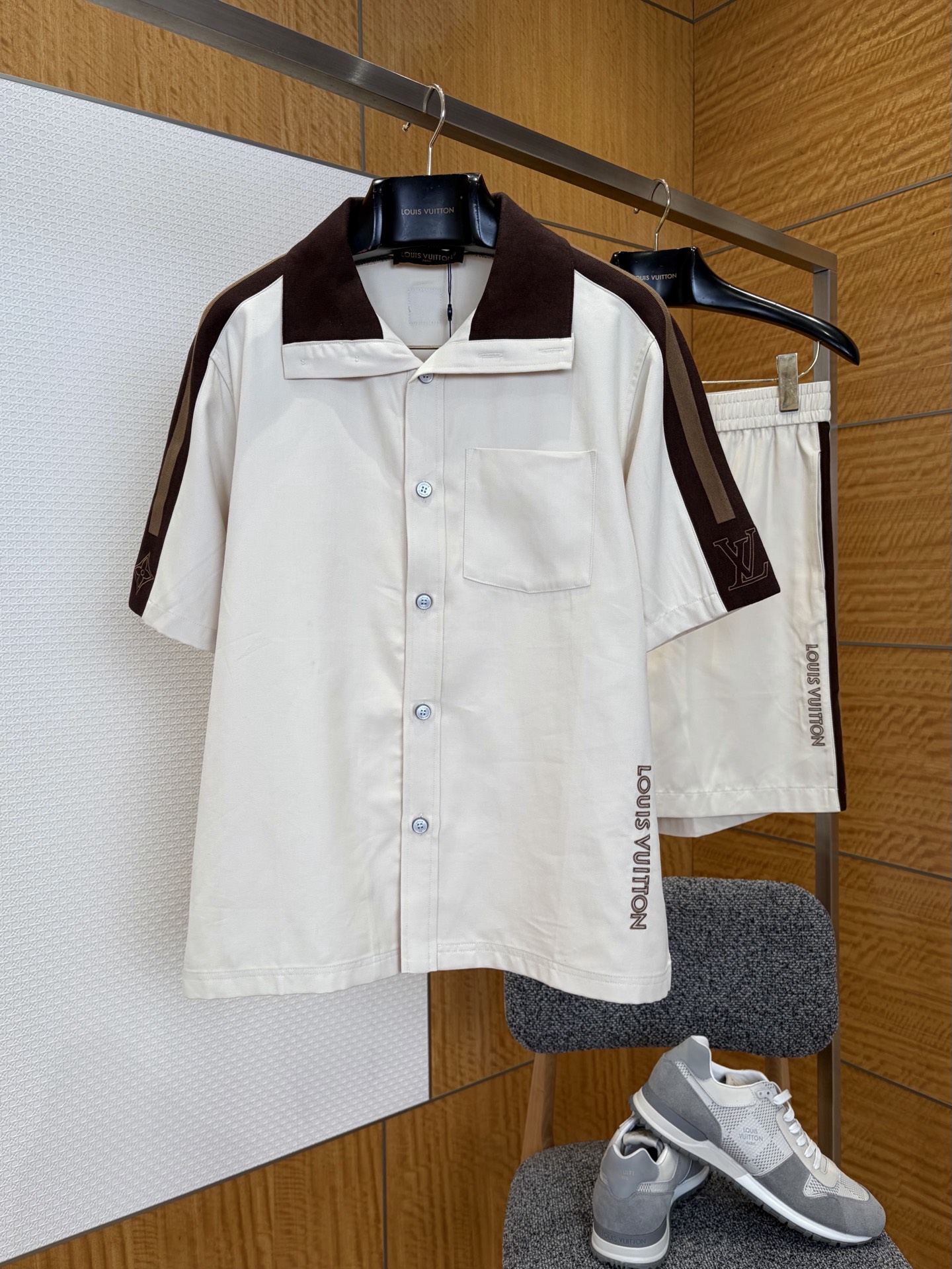 NO:825963,/Shirt,/Shorts LV Louis Vuitton contrast embroidered short-sleeved shirt drawstring shorts suit ————————  It adopts the ultimate drape feeling and strong stiff shaping force, and it remains wrinkle-resistant and deformed after repeated machine washing, and the texture lasts forever; the classic off-white background is paired with dark brown retro contrasting collar and side webbing, the contrasting color transition is advanced and soft, and the light and luxurious retro atmosphere is directly full; the neat retro lapel fits the neck line, optimizing the head and shoulder ratio to show the tall and straight figure; the precise and neat placket buttoning is matched with the chest patch pocket, and every stitch  The stitching is extremely exquisite; the three-dimensional brand logo and letters are embroidered on the sleeves, the stitching is dense and exquisite, and the three-dimensional effect is low-key, revealing the luxury heritage of the exclusive big-name brand, and the details are full of top-notch craftsmanship. The matching shorts perfectly echo the overall design, with the same element of webbing embroidery running through the side, the elastic elastic waist is suitable for no pressure, and the loose and wide cut is extremely tolerant of all body shapes, making it easy to control regardless of body shape.  ————————88400/36088 Material: Cotton Loose fit Color off-white and brown Size S/M/L/XL, Louis Vuitton-clothing, louis vuitton, louis vuitton, shorts, shirts, T-shirt,19860909/衬衫,/短裤 LV路易威登撞色刺绣短袖衬衫抽绳短裤套装 ————————— 采用极致垂坠感与强挺括塑形力,反复机洗依旧抗皱不变形,质感历久弥新；经典米白底色搭配深棕色复古撞色领边与侧边织带,撞色过渡高级柔和,轻奢复古氛围感直接拉满；利落复古翻领贴合颈部线条,优化头肩比例尽显挺拔身姿；精密工整的门襟排扣搭配胸前贴袋,每一针走线都极致考究；袖身立体品牌专属标识与字母刺绣,针脚密实精致、立体感十足,低调释放专属大牌奢华底蕴,细节之处尽显顶级匠心工艺.同款配套短裤完美呼应整体设计,侧边同元素织带刺绣贯穿,弹力松紧腰适配无压,宽松阔版剪裁极致包容所有身形,不挑身材轻松驾驭. ————————88400/36088 材质: 棉 版型宽松 颜色米白拼棕 尺码S/M/L/XL,路易威登-服装,louis vuitton,louis vuitton,shorts,shirts,T-shirt,,Women's clothing