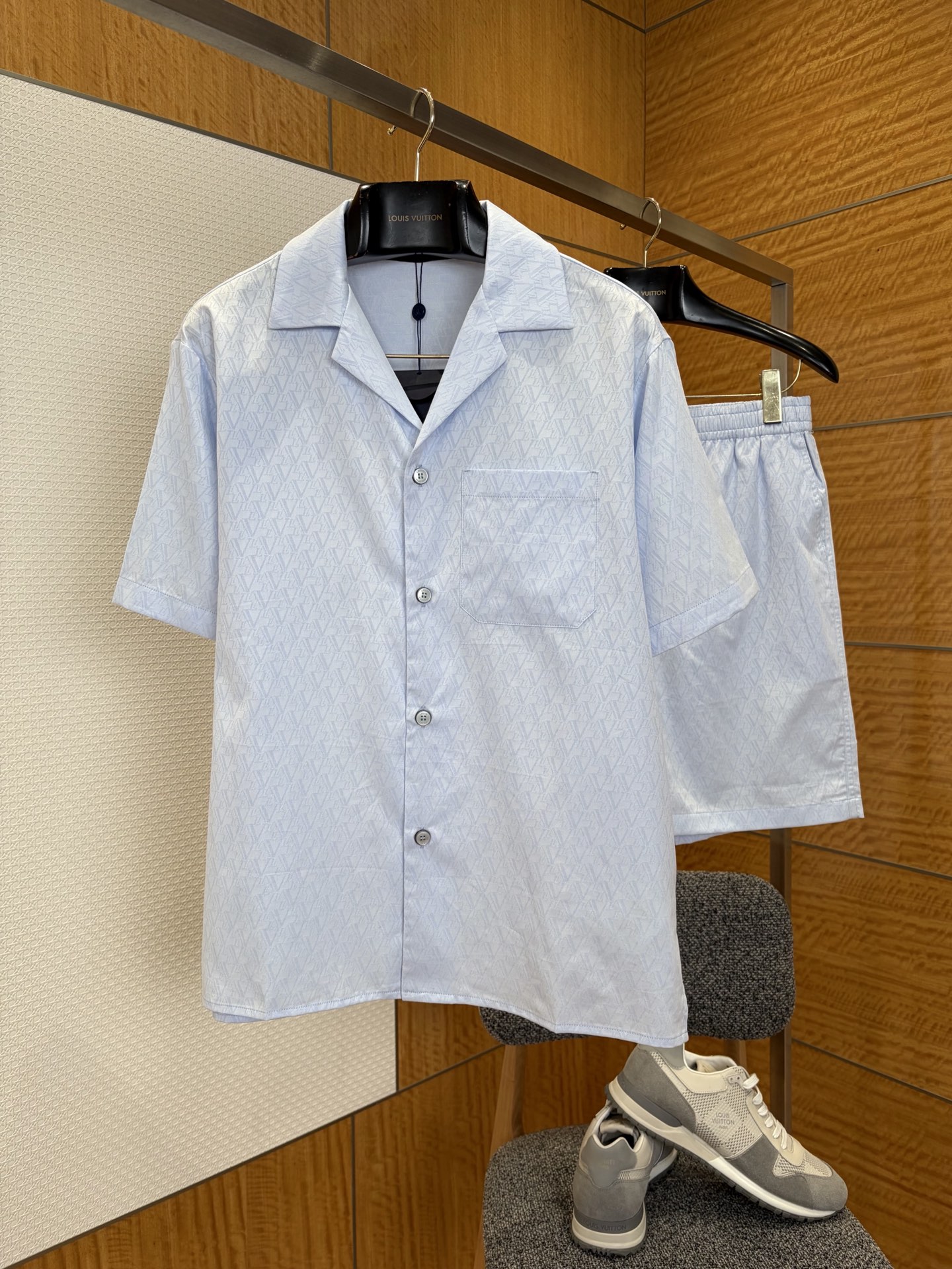 NO:825893,/Shirt,P/Shorts LV Louis Vuitton light blue dark pattern all-over printed casual short-sleeved suit ————————  The imported custom-made cotton fabric has excellent drape and breathable and moisture-absorbing properties. The upper body is refreshing and not sweaty. It is wrinkle-resistant and not easily deformed after long-term wear. The whole body is covered with low-key and exquisite dark patterns of the same color and the brand logo is printed all over the body. It looks clean and plain from a distance.  Elegant, full of details when viewed up close, with a high-end feel that is low-key and unobtrusive, biding farewell to monotony and dullness; the vintage Cuban lapels are cut three-dimensionally and neatly, smoothly modifying the neck line, optimizing the head-shoulder ratio, and creating a lazy, casual and relaxed atmosphere; the placket matches the brand  Customized round buttons, smooth and firm opening and closing, precise and even routing, square patch pockets on the chest, loose shoulder and short sleeve tailoring, to accommodate various body shapes, allowing freedom of movement without restraint; loose straight-leg five-quarter pants, suitable for all kinds of leg shapes  The capacity is full, and the entire set of ready-made garments is sewn by craftsmen to high standards. Every stitching and stitching is rigorously studied, and the workmanship is solid and delicate. The refreshing light blue color scheme is clean and soft, full of summer atmosphere, and the loose and versatile version is suitable for daily commuting.  For leisure travel, street vacations and other occasions, you can easily wear the clean, refreshing and advanced relaxed style unique to big brands. ————————88380/35088 Material: Cotton Loose fit Color light blue Size S/M/L/XL, Louis Vuitton-clothing, louis vuitton, louis vuitton, shorts, shirts, T-shirt,19860909/衬衫,P/短裤 LV路易威登浅蓝暗纹满印休闲短袖套装 ————————— 采用进口定制棉质面料自带出色垂坠感与透气吸湿属性,上身清爽不闷汗,久穿抗皱不易变形,衣身通体布满低调精致的同色系暗纹满印品牌标识肌理,远看干净素雅,近看细节满满,高级感低调内敛不张扬,告别单调沉闷；复古古巴翻领剪裁立体工整,流畅修饰颈部线条,优化头肩比例,自带慵懒随性松弛氛围；门襟搭配品牌定制圆润纽扣,开合顺滑牢固,走线精密匀称,胸口方形贴袋点缀,宽松落肩短袖剪裁,包容各种身形线条,活动自在毫无束缚；宽松直筒五分裤型,对各类腿型包容度拉满,全套成衣由匠人高标准精工缝制,每一处拼接锁边压线都严谨考究,做工扎实细腻；清爽浅蓝配色干净柔和,夏日氛围感十足,宽松百搭版型适配日常通勤 休闲出游 街头度假等多种场合,轻松穿出大牌独有的干净清爽高级松弛格调. ————————88380/35088 材质: 棉 版型宽松 颜色浅蓝 尺码S/M/L/XL,路易威登-服装,louis vuitton,louis vuitton,shorts,shirts,T-shirt,,Women's clothing