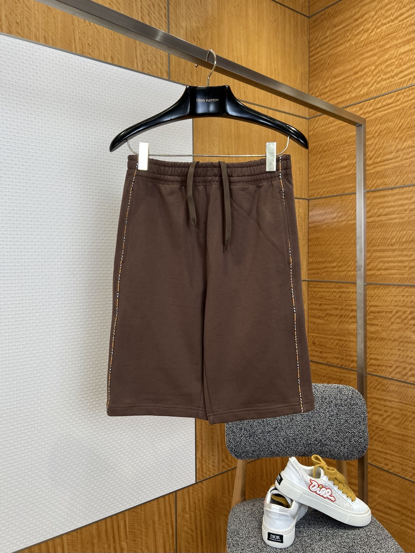 NO:829635,BBR classic plaid drawstring casual shorts ——————  It is made of exclusive high-count heavyweight double-ply combed cotton fabric, which has been processed through multiple pre-shrinking, washing and sanding processes. The texture is thick, delicate and waxy, and feels skin-friendly without pricking. It has excellent breathability and perspiration, anti-wrinkle drape and anti-pilling properties, and will last for a long time.  They are easy to deform and loosen, and will not fade or pill easily after being washed for a long time, ensuring the high-end texture and long-lasting wearability of the shorts. The waistband is designed with a highly elastic elastic waistband and is matched with an adjustable drawstring of the same color. It is moderately tight without tightening the waist and abdomen, and can adapt to different waist sizes.  The tightness can be adjusted freely according to the needs of the wear, taking into account both comfortable wearing and neat fit; the side seam pockets are designed with three-dimensional tailoring, which has sufficient capacity and practicality, and the wiring is neat and firm, so that small items are not easy to slip when placed in daily life; the fit is wide  The loose straight cut has smooth lines without drag, and is extremely tolerant to the shape of the legs. It can not only modify the lines of the legs, but also create a relaxed and casual wearing atmosphere. The trousers are made of double-stitched flat seam technology, which is solid and durable in workmanship, and the brand's ingenuity is fully demonstrated in the details.  ————————8826088 Material: cotton Loose fit Color black/brown Size S/M/L/XL/2XL, Burberry-clothing, shorts,19860909BBR经典格纹织带抽绳休闲短裤 ——————— 采用专属高支重磅双股精梳棉面料,经过多道预缩、水洗与磨毛工艺处理,质地厚实细腻软糯,触感亲肤不扎肤,兼具出色的透气排汗性、抗皱垂坠感与抗起球属性,久穿不易变形松弛,久洗不易掉色起球,保证了短裤的高级质感与长久实穿性；腰头采用高弹力松紧腰设计,搭配同色系可调节抽绳,松紧适中不勒腰腹,既能适配不同腰围尺寸,又能根据穿搭需求自由调节松紧度,兼顾舒适穿着与利落版型；侧缝口袋采用立体剪裁设计,容量充足兼具实用性,走线工整牢固,日常放置随身小物不易滑落；版型采用宽松直筒剪裁,线条流畅不拖沓,对腿型包容度极高,既能修饰腿型线条,又能打造松弛随性的穿搭氛围,裤脚采用双车线平口锁边工艺,做工扎实耐穿,细节处尽显品牌匠心. ————————8826088 材质: 棉 版型宽松 颜色黑色/咖啡色 尺码S/M/L/XL/2XL,博柏利-服装,shorts,,Women's clothing