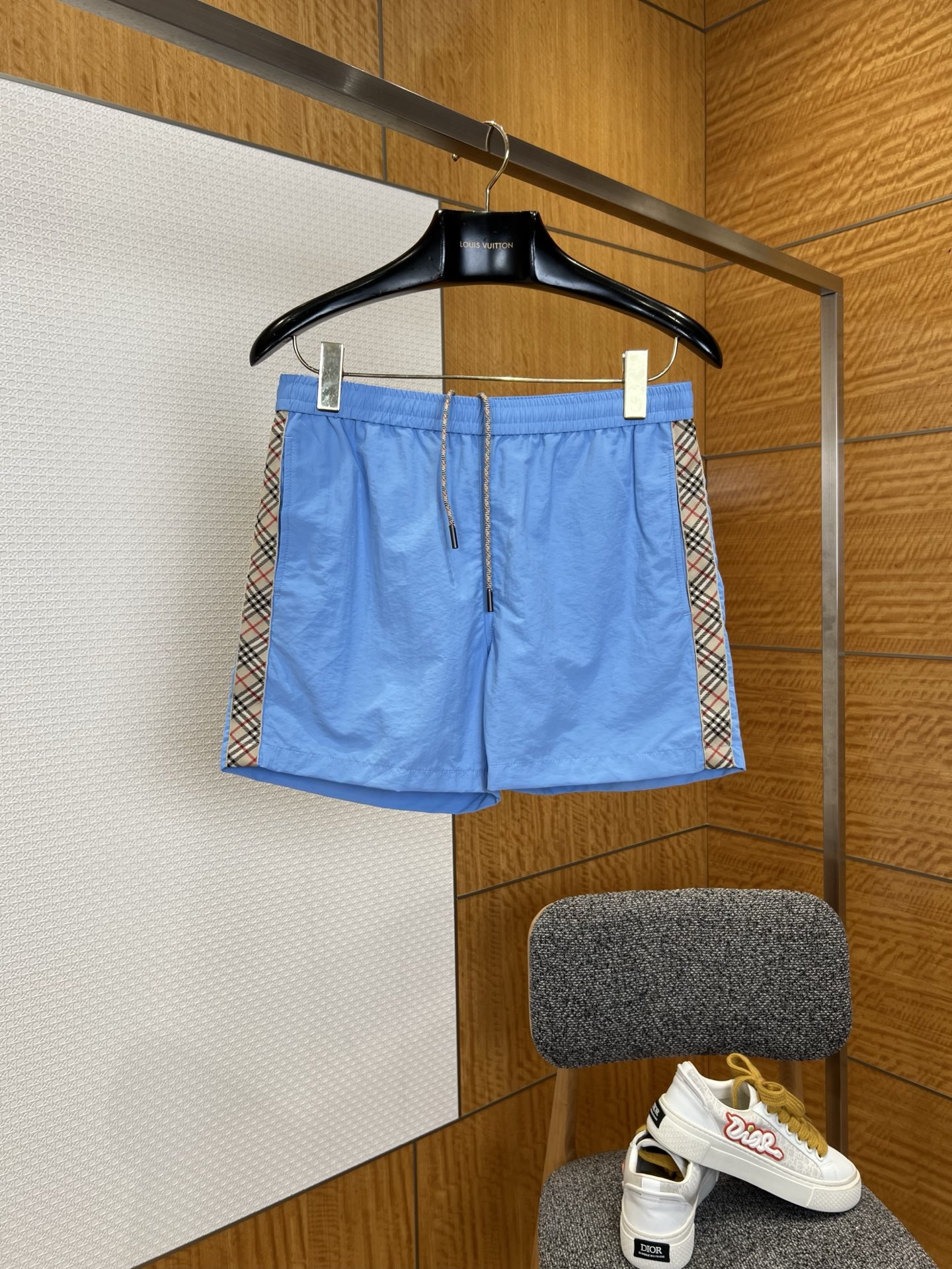 NO:829546,BBR classic plaid trim quick-drying casual shorts ——————  Made of specially imported high-density nylon fabric, it has been treated with multiple high-density weaving and anti-tear processes. The texture is light, smooth and drapey. It feels cool to the skin and does not make you sweaty. It has excellent quick-drying breathability, anti-wrinkle wear resistance and anti-UV properties. It can be worn for a long time.  They are easy to deform and loosen, and are not easy to fade or pill after long-term washing, ensuring the high-end texture and long-term wearability of the shorts; the waistband is designed with a high-elastic wide-brimmed elastic waist, with the brand's exclusive woven drawstring, with moderate elasticity without tightening the waist and abdomen, and can adapt to different waist sizes.  The tightness can be adjusted freely according to the needs of the outfit, taking into account both comfortable wearing and neat fit; the side seam pockets are designed with a three-dimensional deepening cut, which has sufficient capacity and practicality, and the wiring is neat and firm, making it difficult for small items to slip off when placed daily; the fit is made of  The loose straight cut has smooth lines without drag, and is highly tolerant of the leg shape. It can not only modify the leg shape, but also create a relaxed and casual wearing atmosphere. The trousers are made of double stitching and flat seaming technology. The workmanship is solid and durable, and the details show the brand's ingenuity.  ————————8828088 Material: nylon Loose fit Color black/navy/dark green/sky blue/khaki Size S/M/L/XL/2XL, Burberry-clothing, shorts,19860909BBR经典格纹饰边速干休闲短裤 ——————— 采用进口特供高密锦纶面料,经过多道高密度织造与抗撕裂工艺处理,质地轻薄顺滑垂坠,触感冰凉亲肤不闷汗,兼具出色的速干透气性、抗皱耐磨性与抗紫外线属性,久穿不易变形松弛,久洗不易掉色起球,保证了短裤的高级质感与长久实穿性；腰头采用高弹力宽边松紧腰设计,搭配品牌专属编织抽绳,松紧适中不勒腰腹,既能适配不同腰围尺寸,又能根据穿搭需求自由调节松紧度,兼顾舒适穿着与利落版型；侧缝口袋采用立体加深剪裁设计,容量充足兼具实用性,走线工整牢固,日常放置随身小物不易滑落；版型采用宽松直筒剪裁,线条流畅不拖沓,对腿型包容度极高,既能修饰腿型线条,又能打造松弛随性的穿搭氛围,裤脚采用双车线平口锁边工艺,做工扎实耐穿,细节处尽显品牌匠心. ————————8828088 材质: 锦纶 版型宽松 颜色黑色/藏青色/墨绿色/天蓝色/卡其色 尺码S/M/L/XL/2XL,博柏利-服装,shorts,,Women's clothing