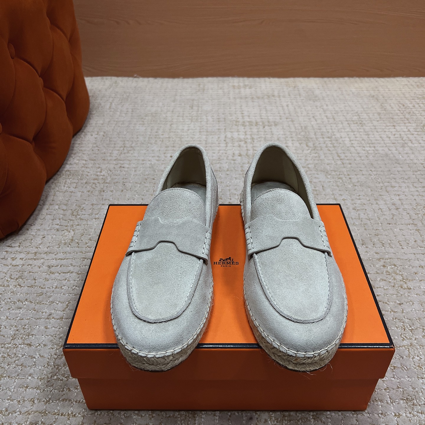 NO:819075,Upgraded version of HERME...S classic casual fisherman shoes series, 24 new colors, classic shoe type stitching, with full leather upper. Can be worn by couples. More fashionable and easier to match than ordinary casual shoes, a fashion must-have!  Sheepskin lining and genuine leather soles imported from Italy!  Original packaging!  Top quality women's models 35-39 can be ordered in size 40.41, men's models 39-43 can be ordered in size 44.45, men's models 20, loafers, hermes, loafers, espadrilles, sheepskin19860909升级版鄣颜色HERME…S 经典休闲渔夫鞋系列 24新色 经典鞋型缝线 搭配全皮面鞋面.情侣可穿. 比普通休闲鞋时髦好搭配,时尚必备品！ 内里羊皮 ,鞋底意大利进口真皮大材料！ 原版包装！ 顶级精品女款35-39可定40.41码  男款39-43可定44.45码 男款20,乐福鞋,hermes,loafers,espadrilles,sheepskin,Women's Shoes